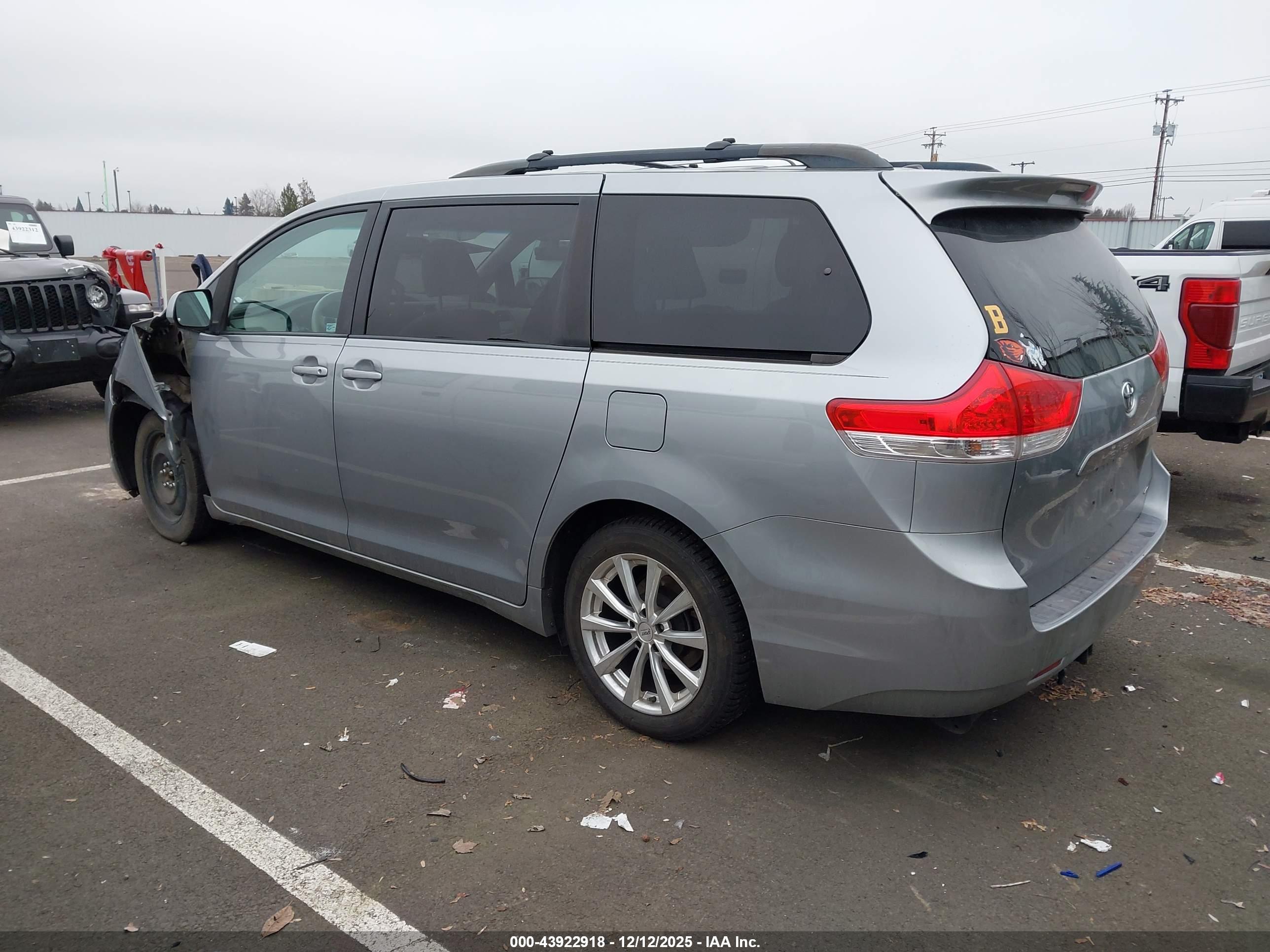 TOYOTA SIENNA image 3