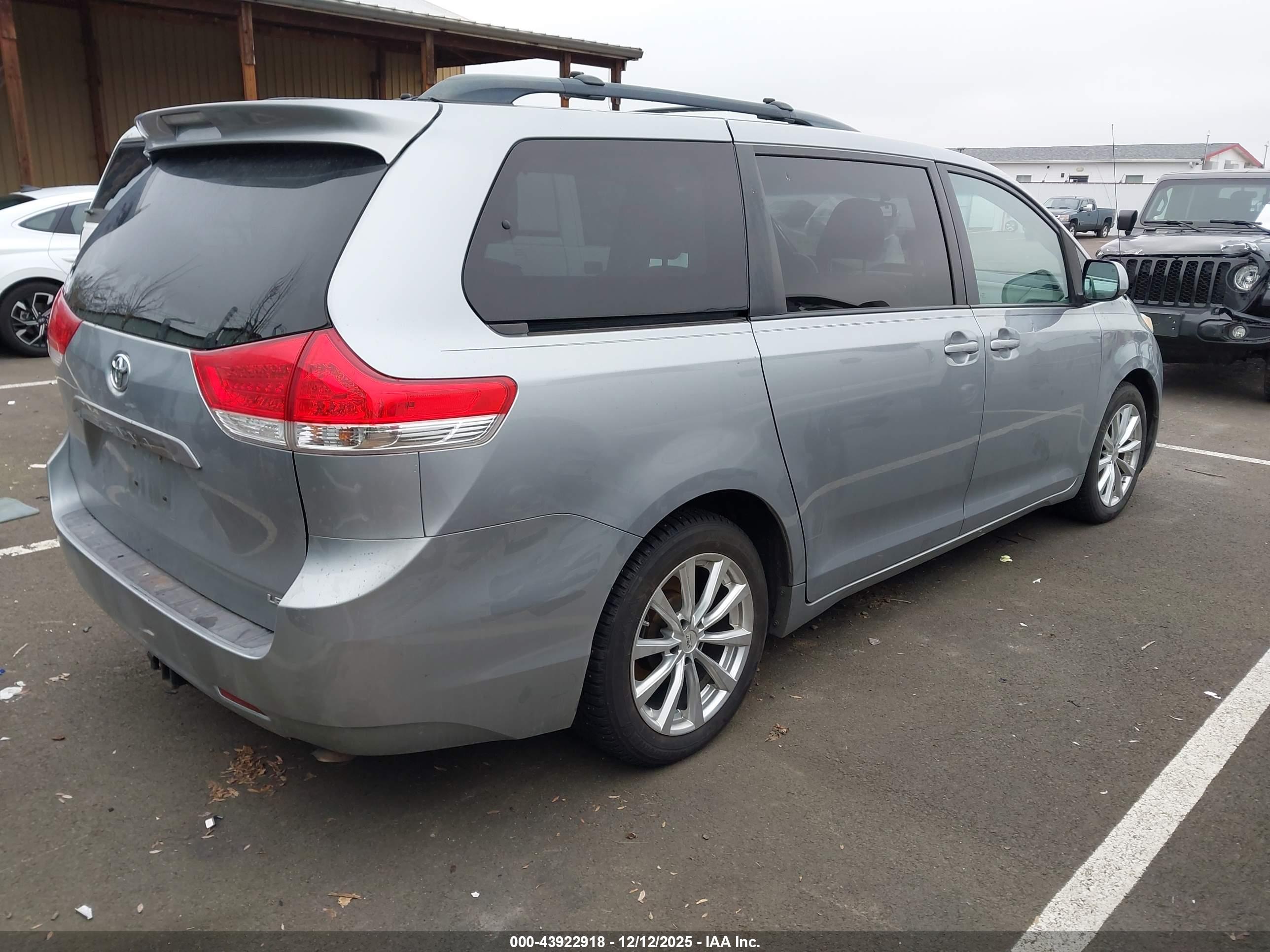 TOYOTA SIENNA image 4