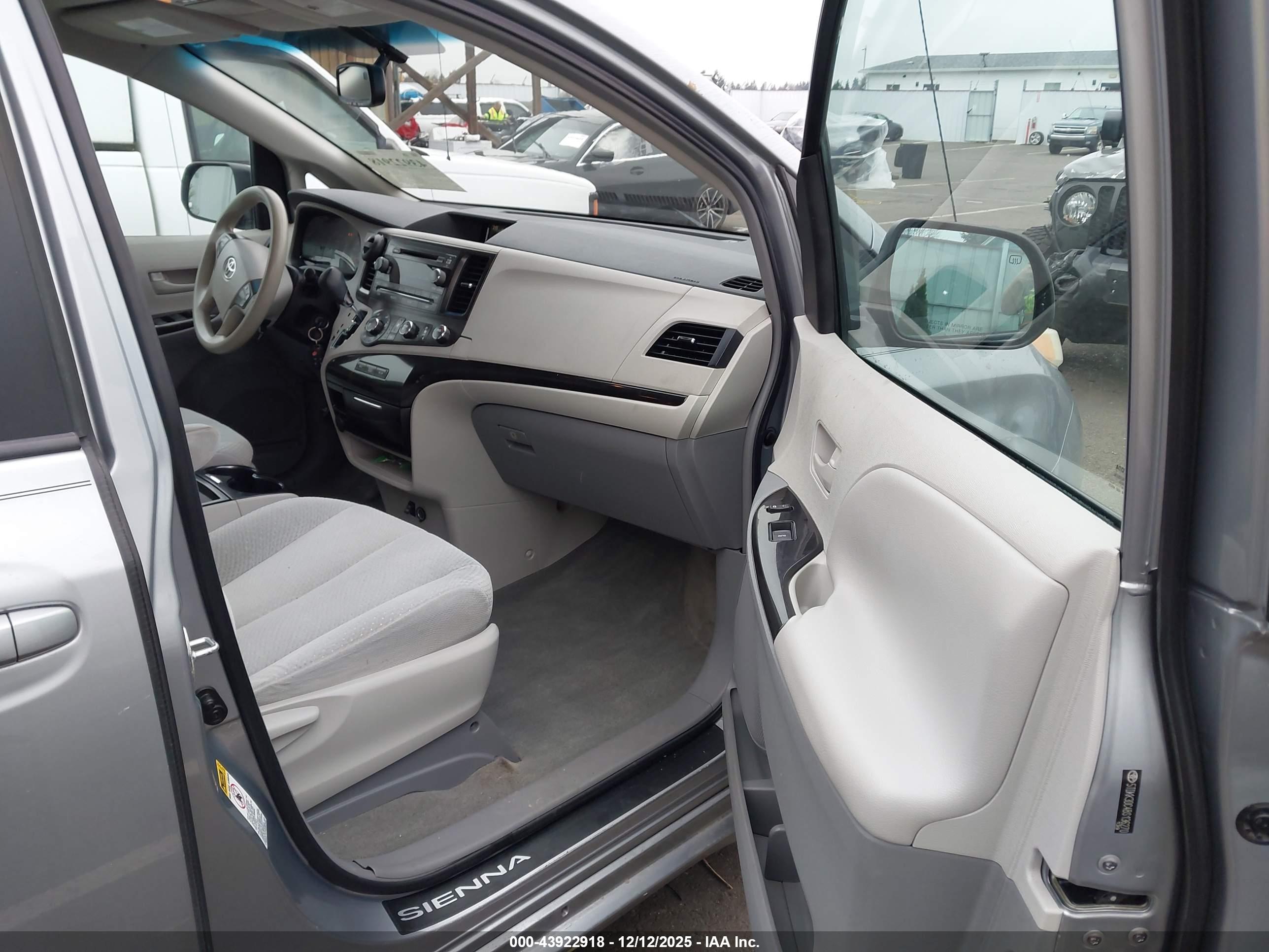 TOYOTA SIENNA image 5