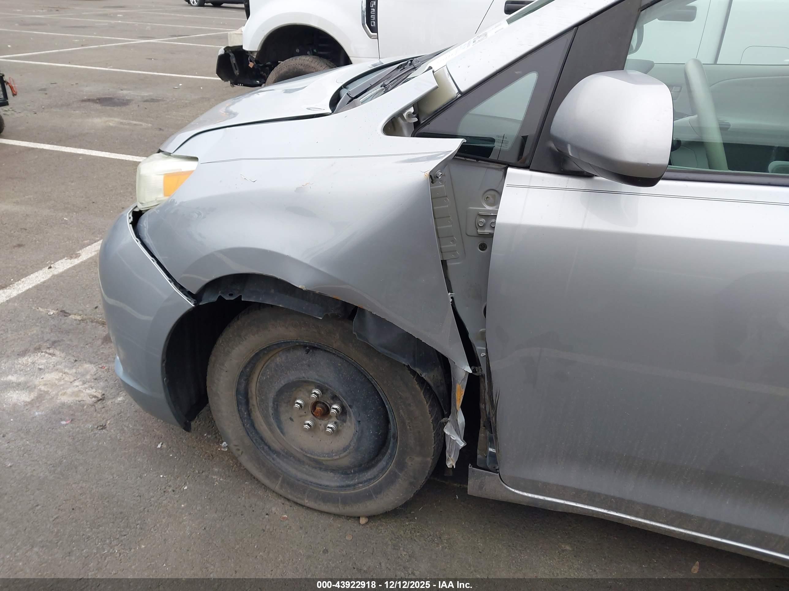 TOYOTA SIENNA image 6
