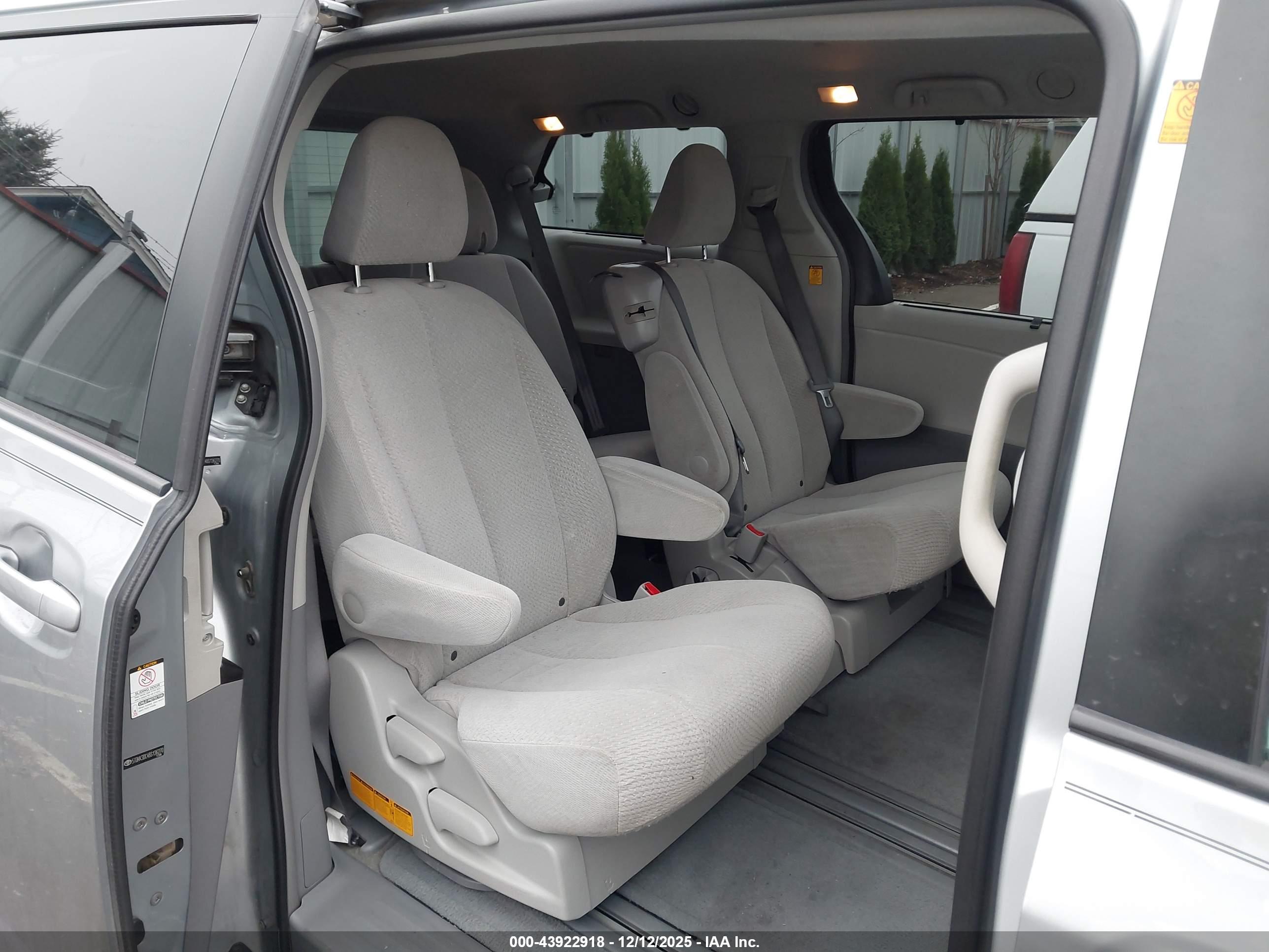 TOYOTA SIENNA image 8