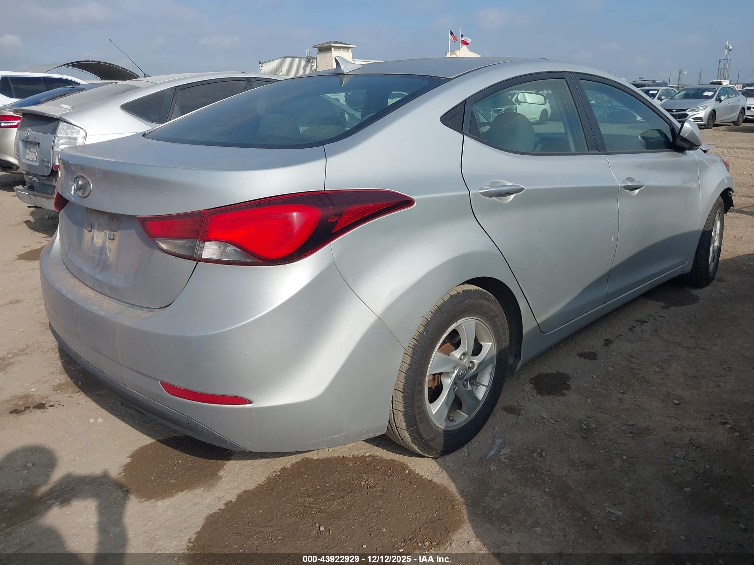 HYUNDAI ELANTRA image 4