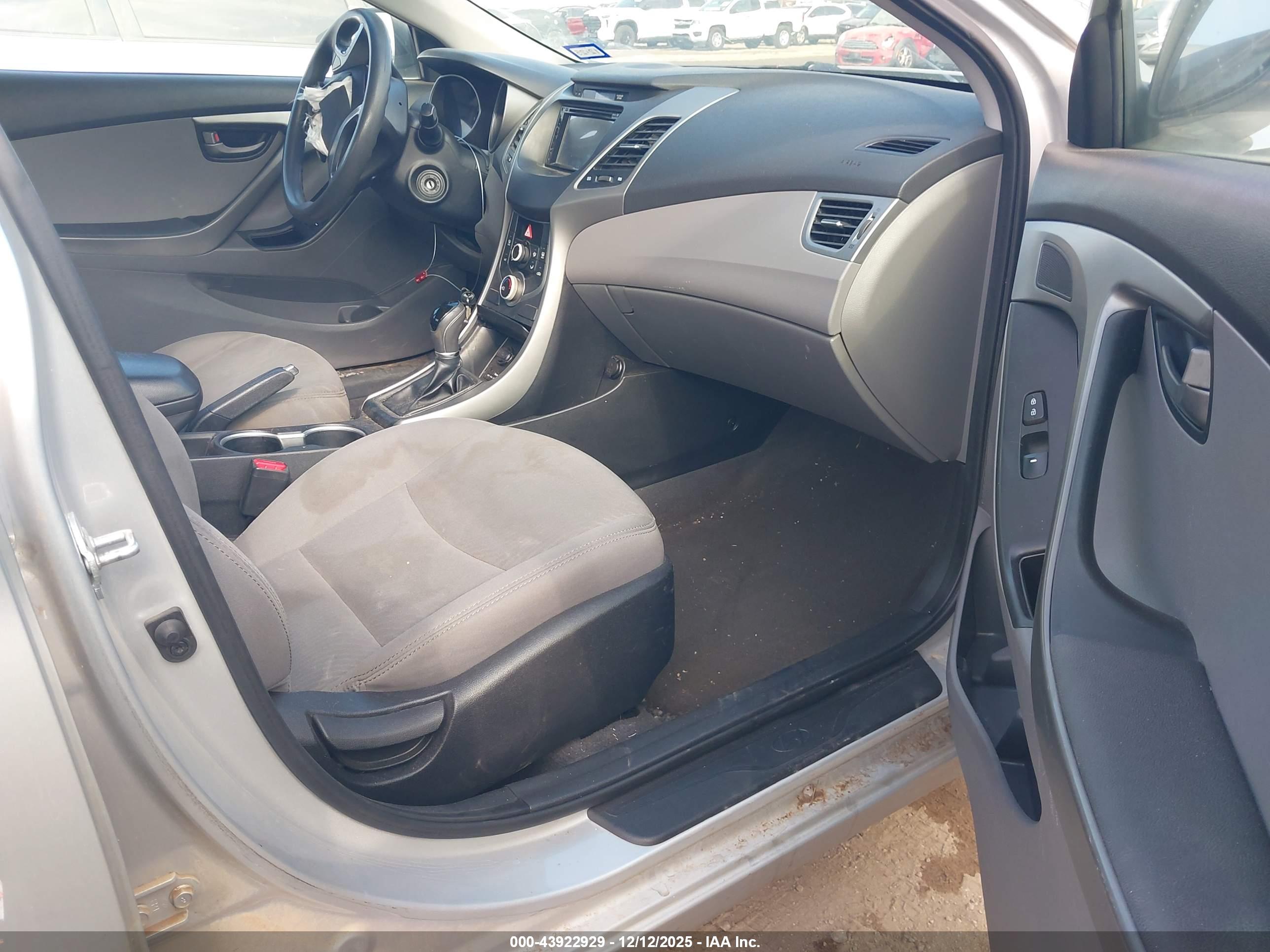 HYUNDAI ELANTRA image 5