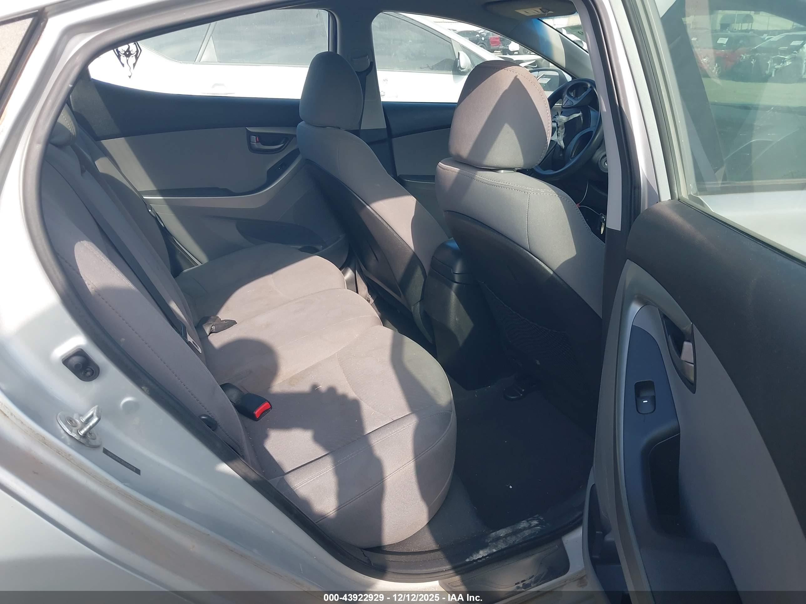 HYUNDAI ELANTRA image 8
