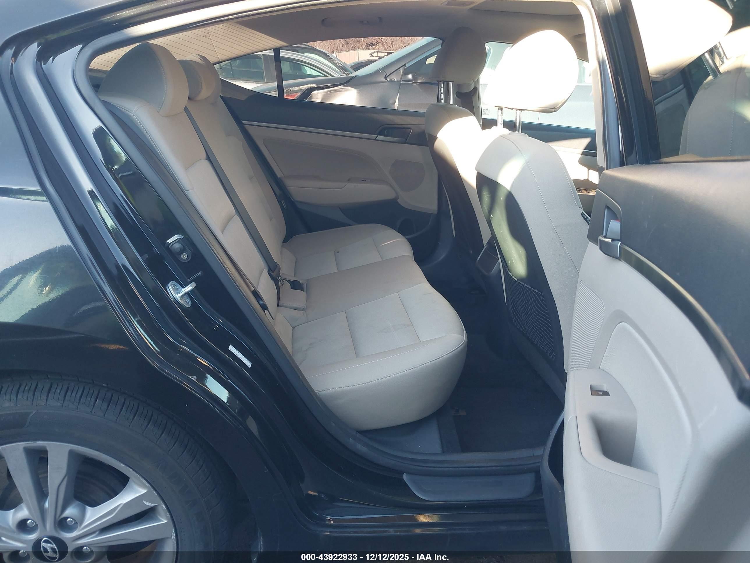 HYUNDAI ELANTRA image 8