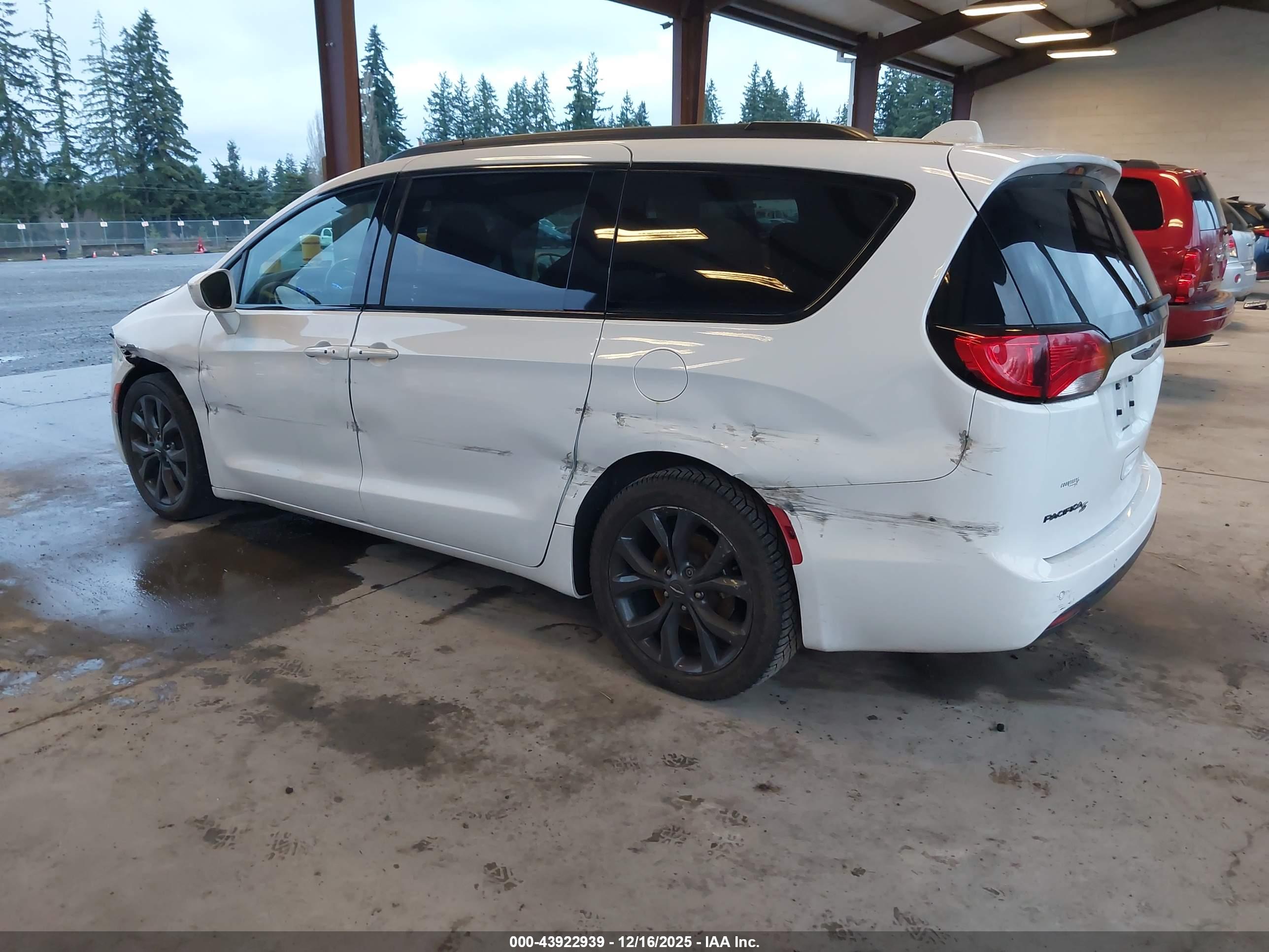 CHRYSLER PACIFICA image 3