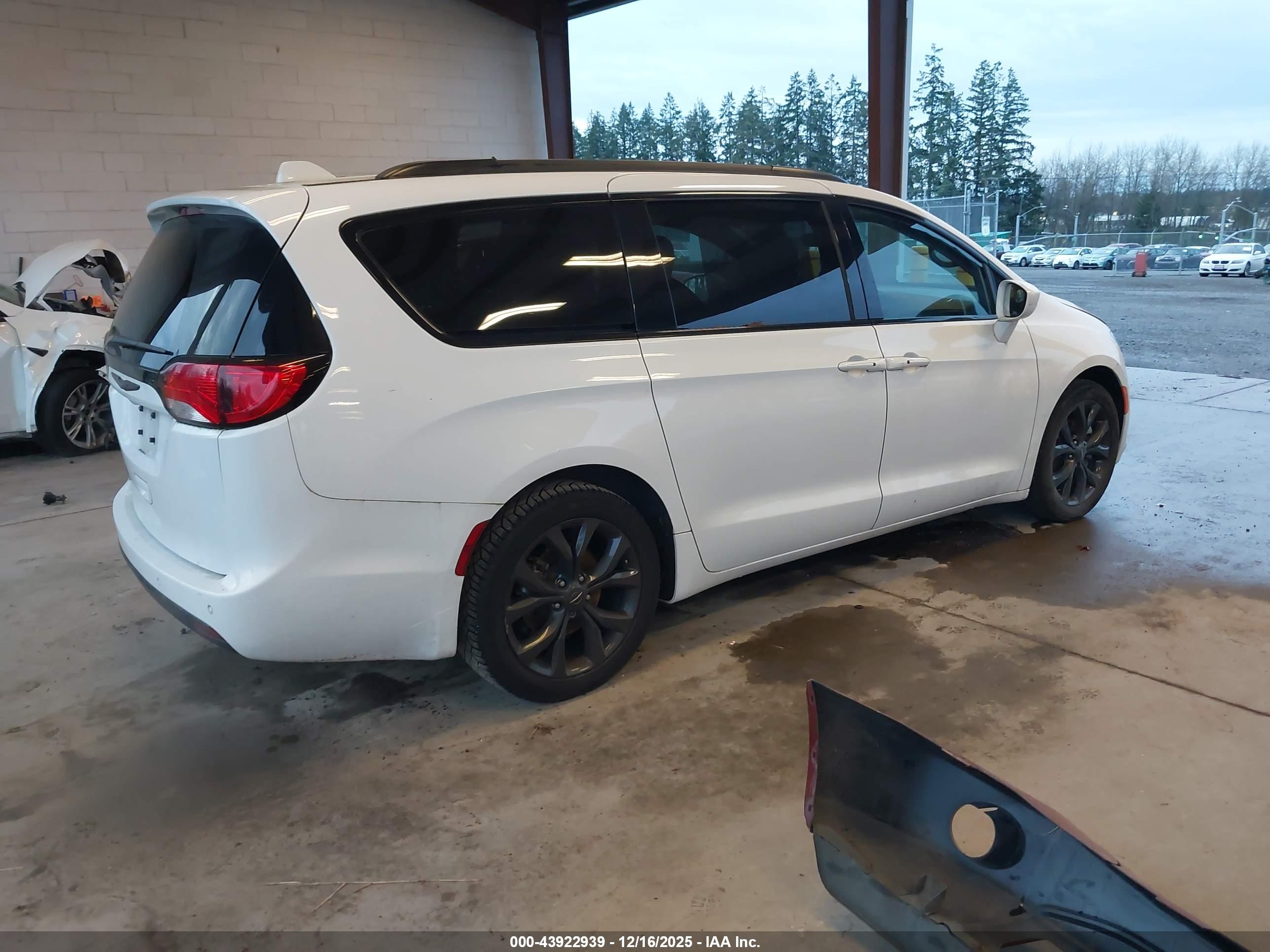 CHRYSLER PACIFICA image 4