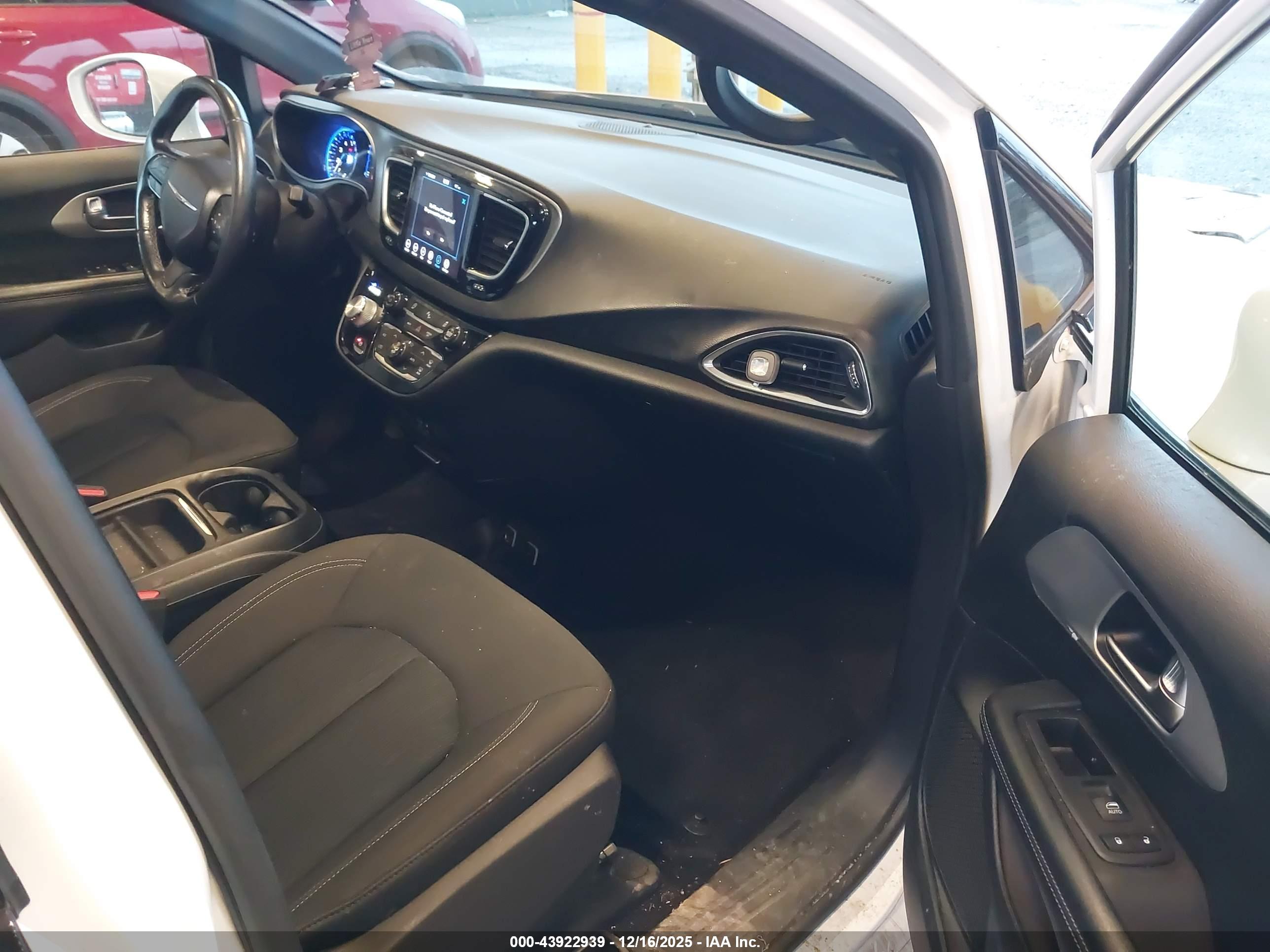 CHRYSLER PACIFICA image 5