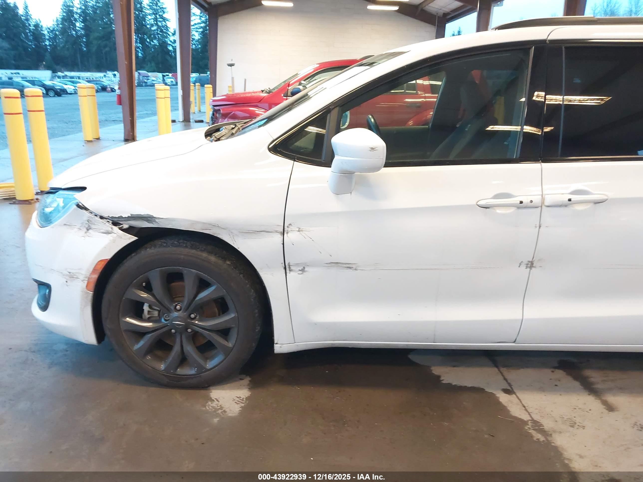 CHRYSLER PACIFICA image 6