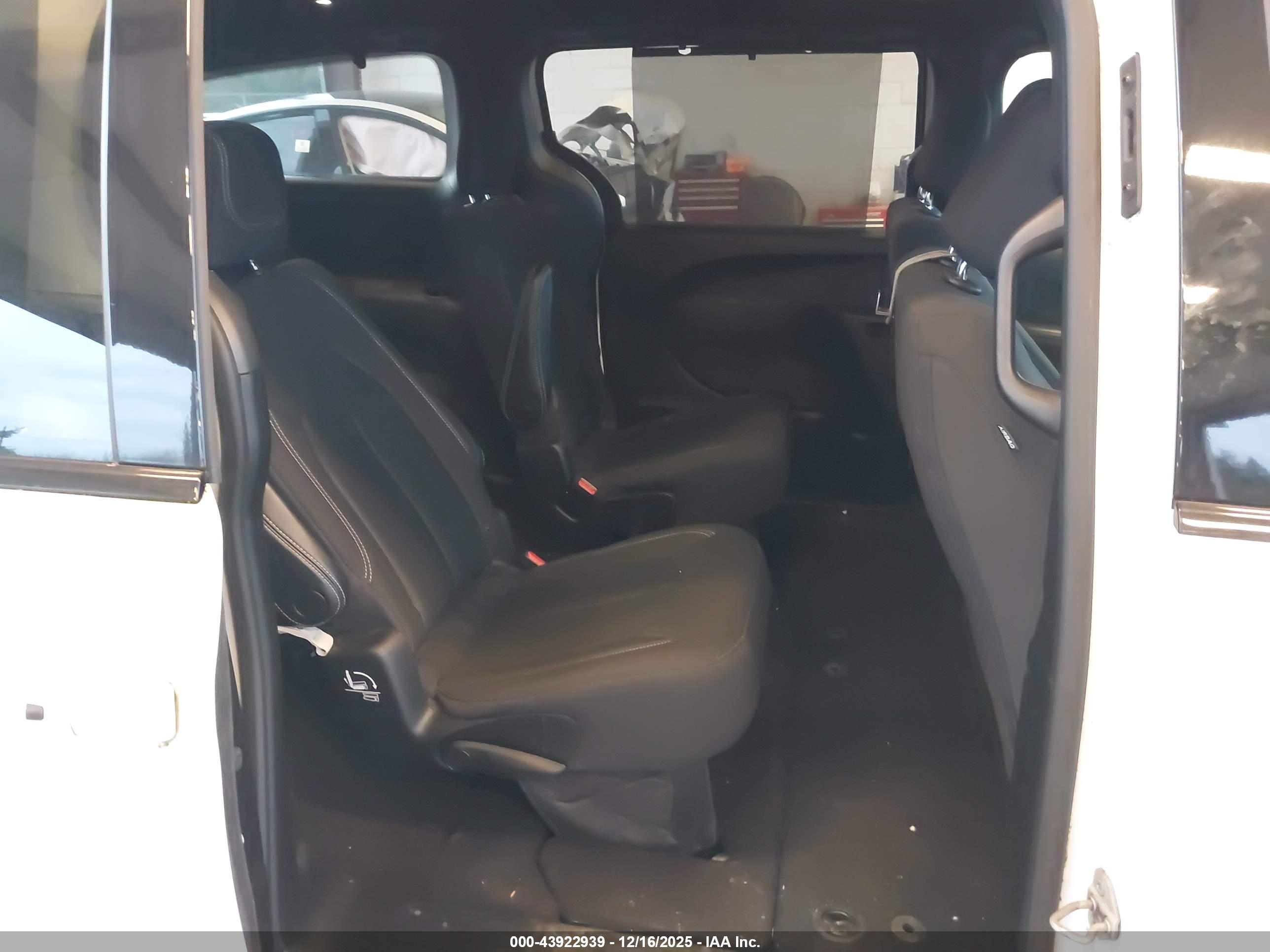 CHRYSLER PACIFICA image 8