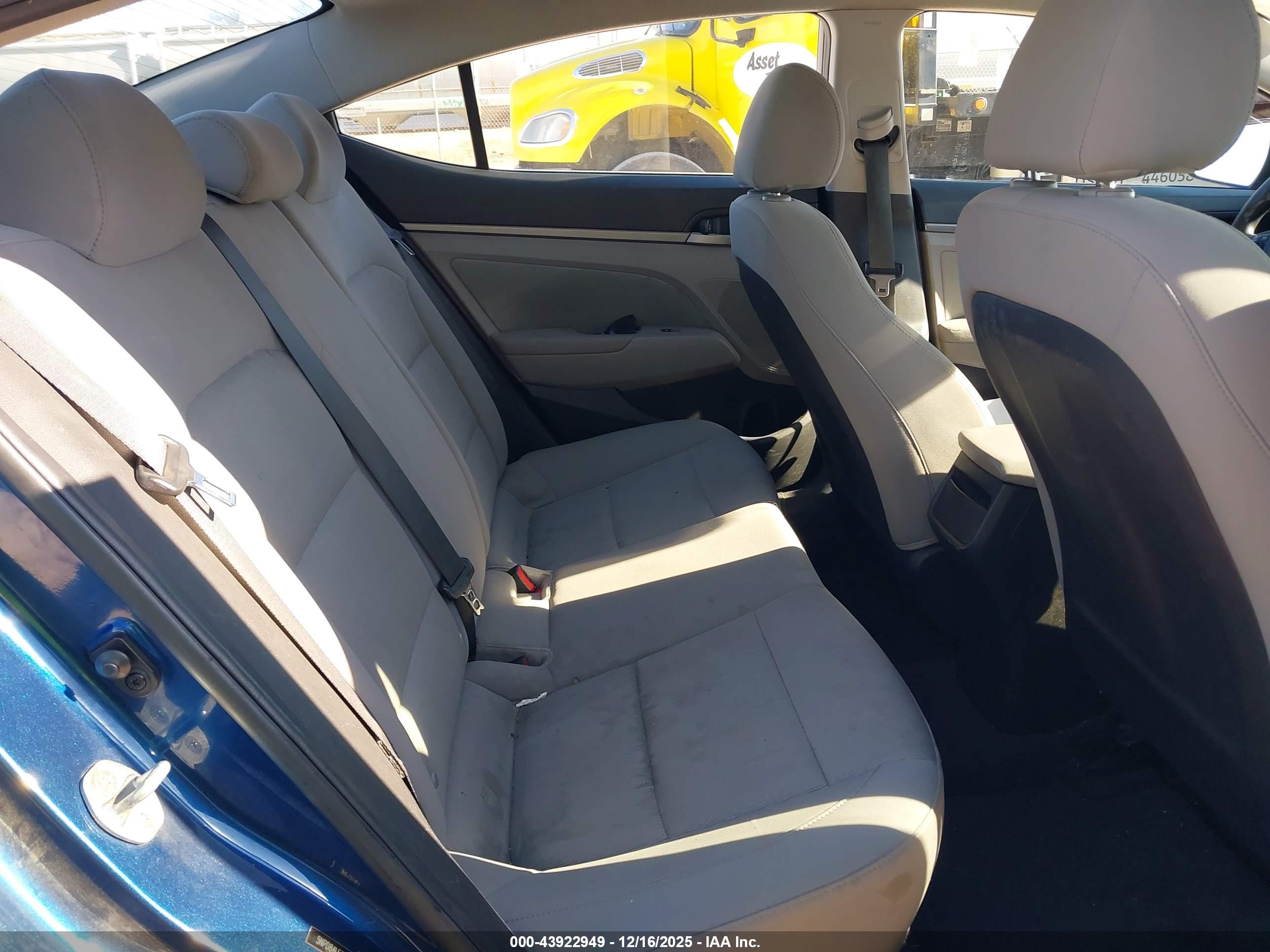 HYUNDAI ELANTRA image 8
