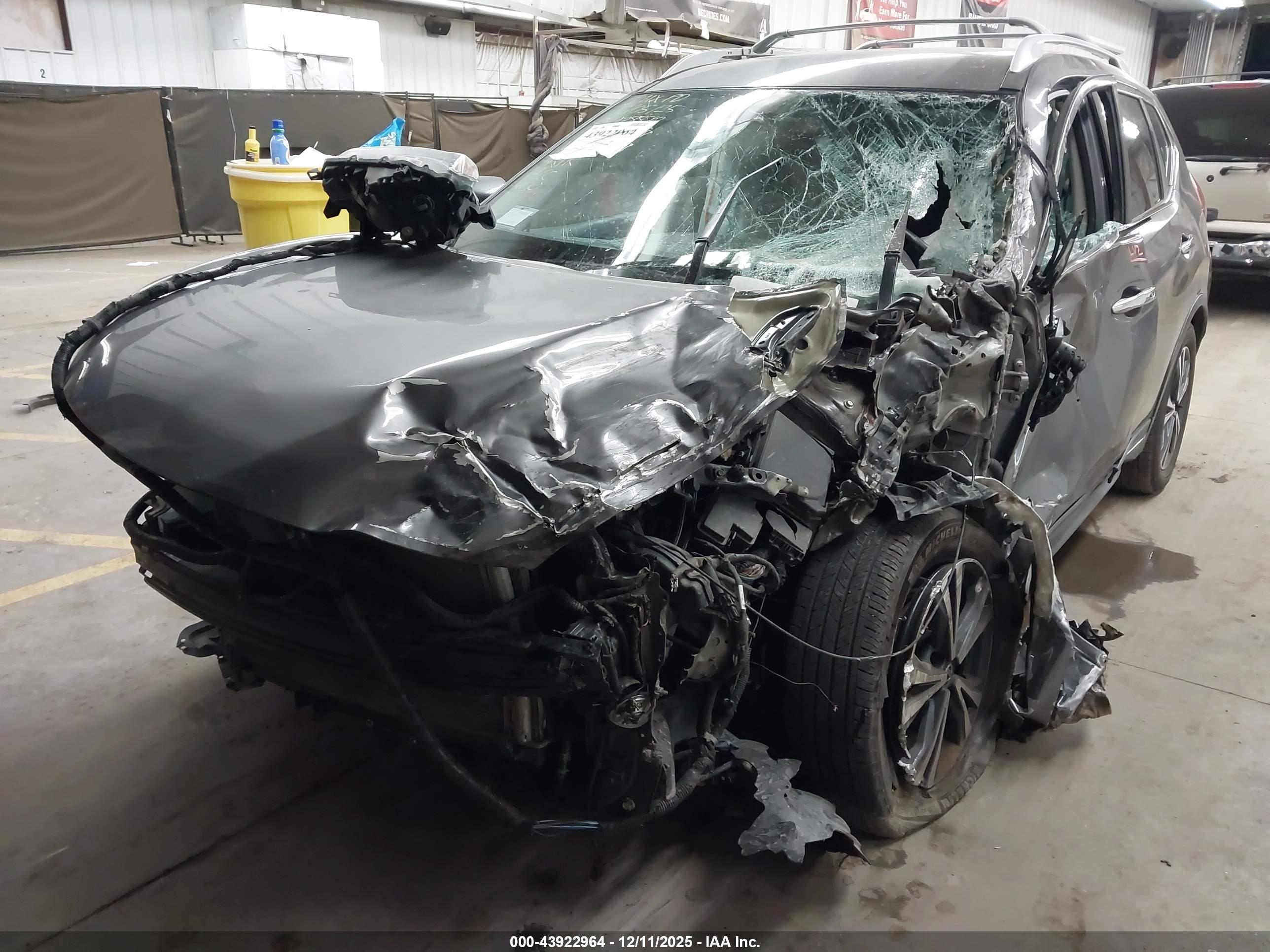 NISSAN ROGUE image 2