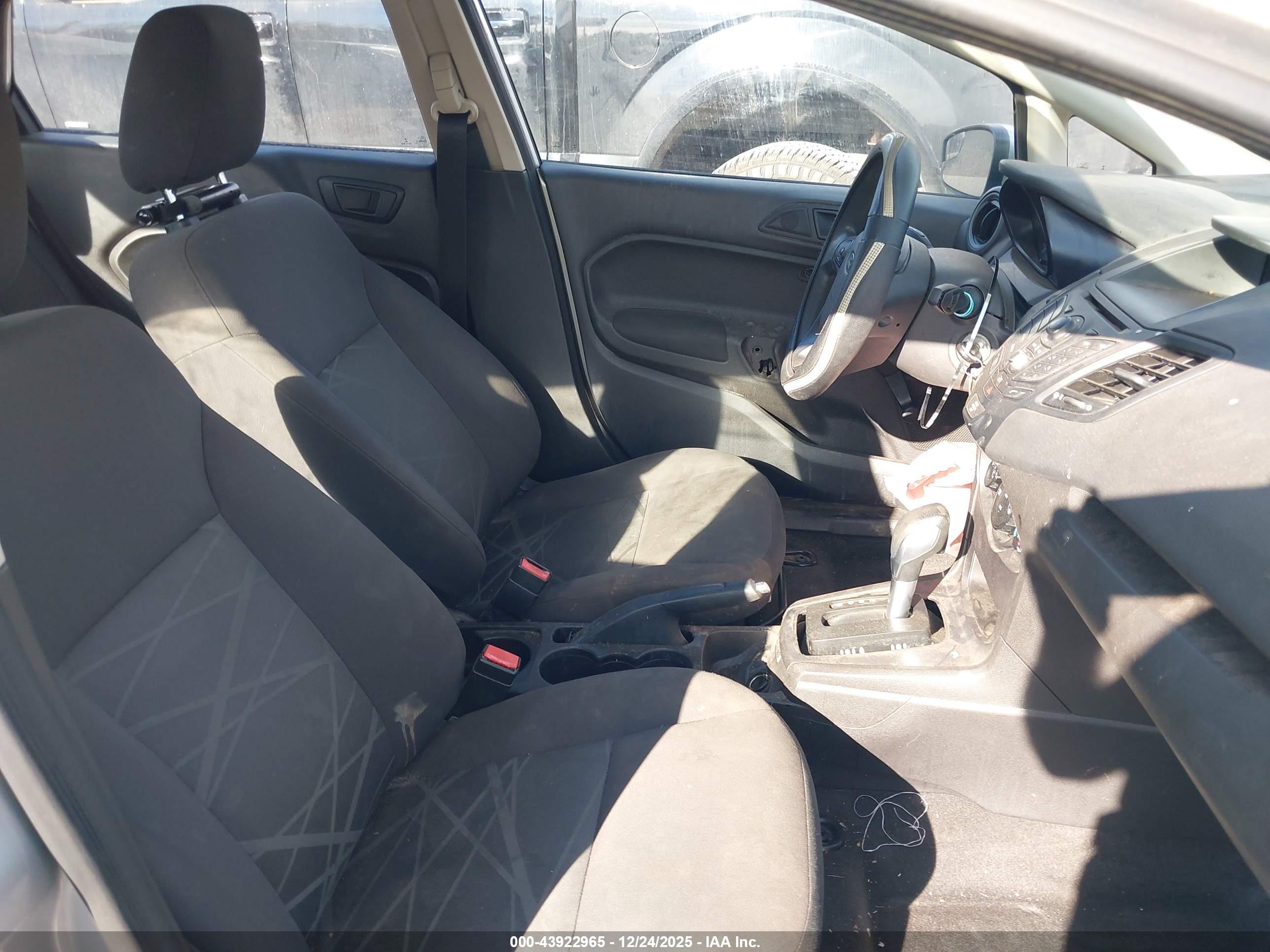 FORD FIESTA image 5