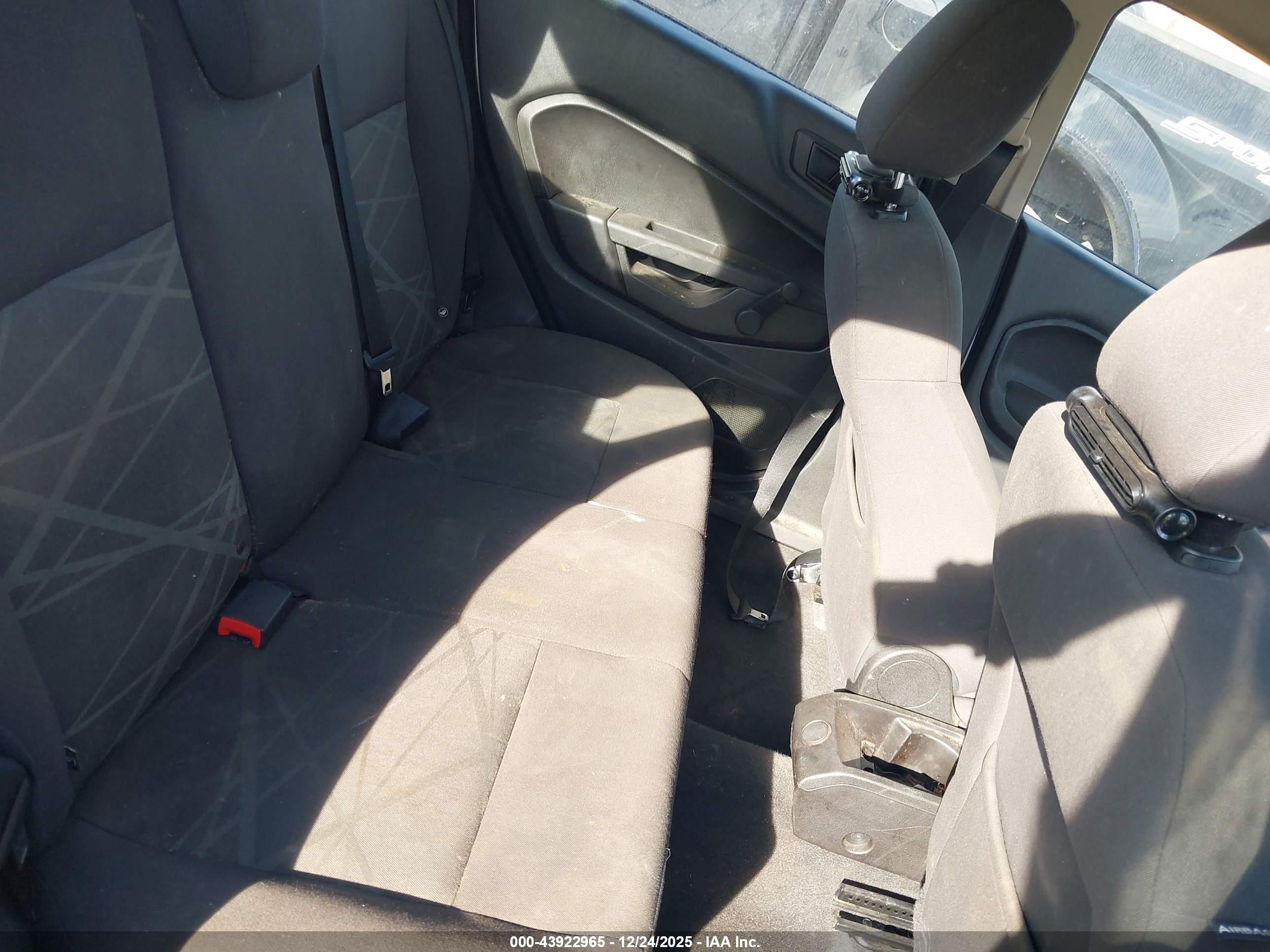 FORD FIESTA image 8