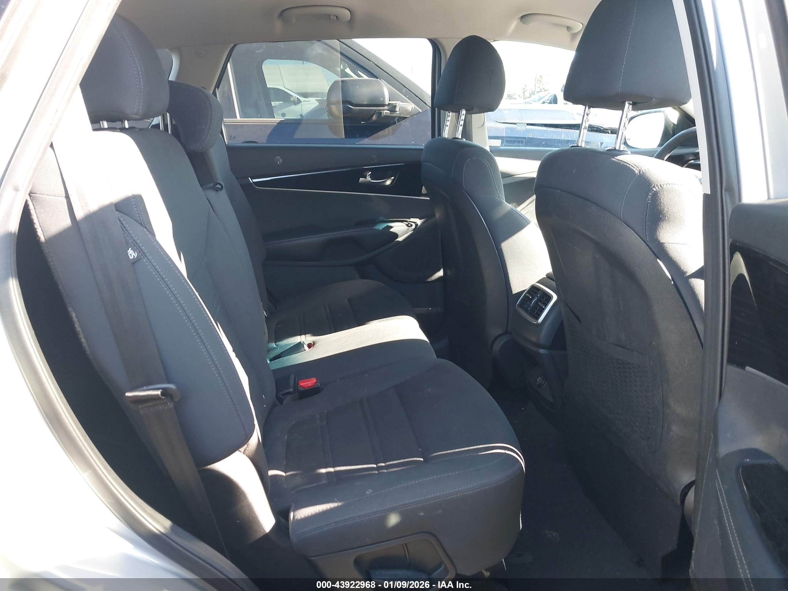 KIA SORENTO image 8