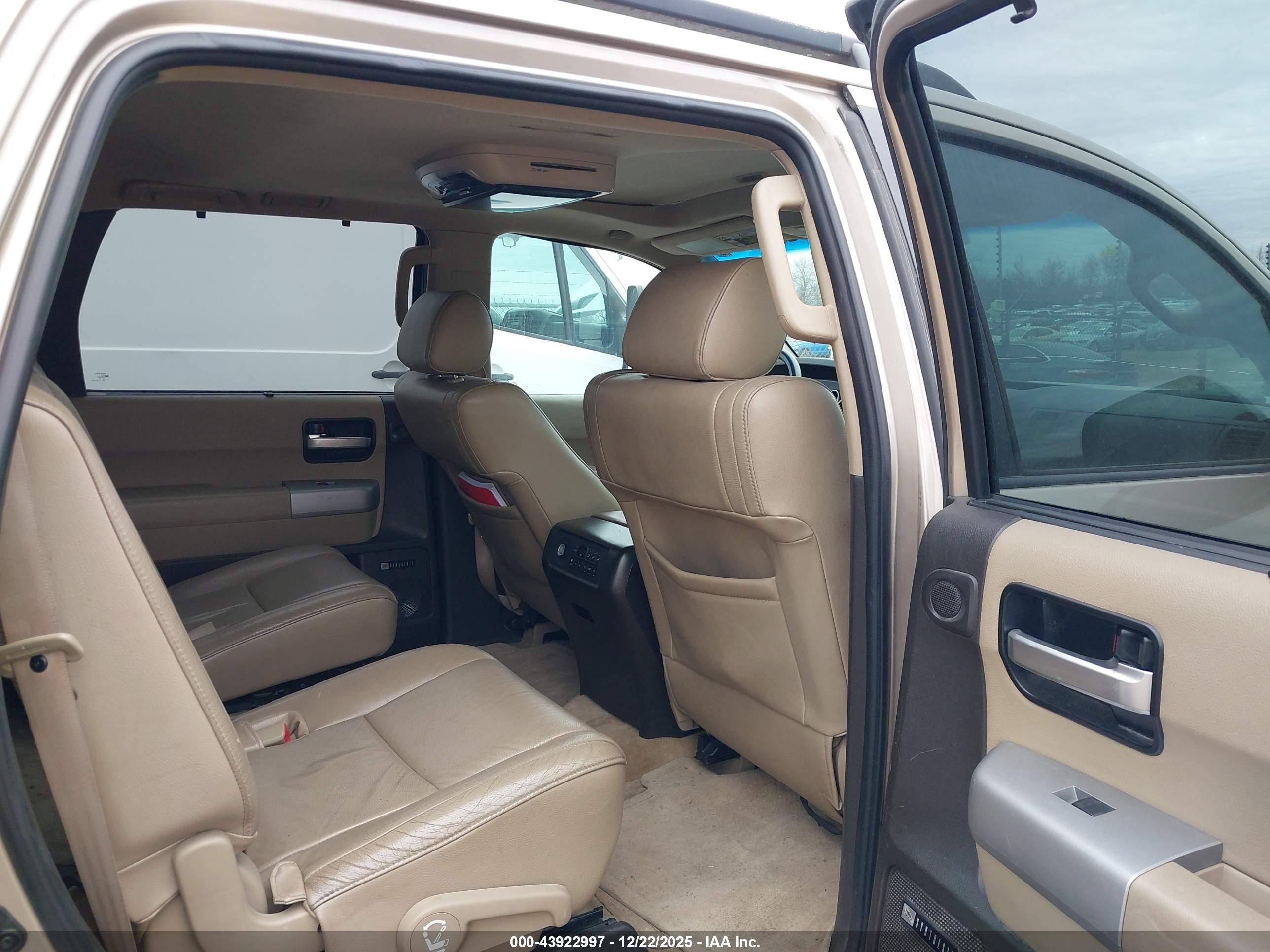 TOYOTA SEQUOIA image 8