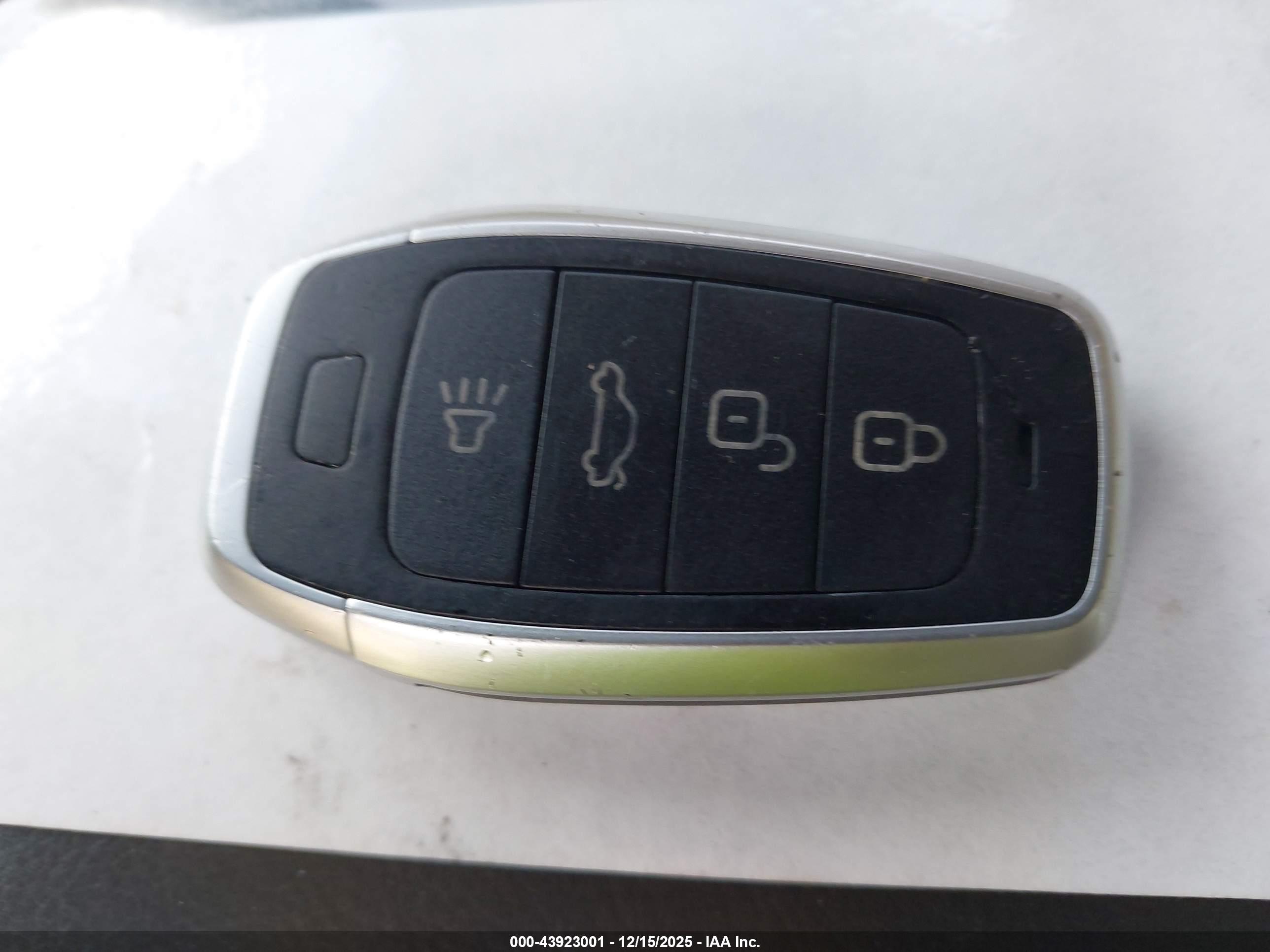 LINCOLN MKT image 11