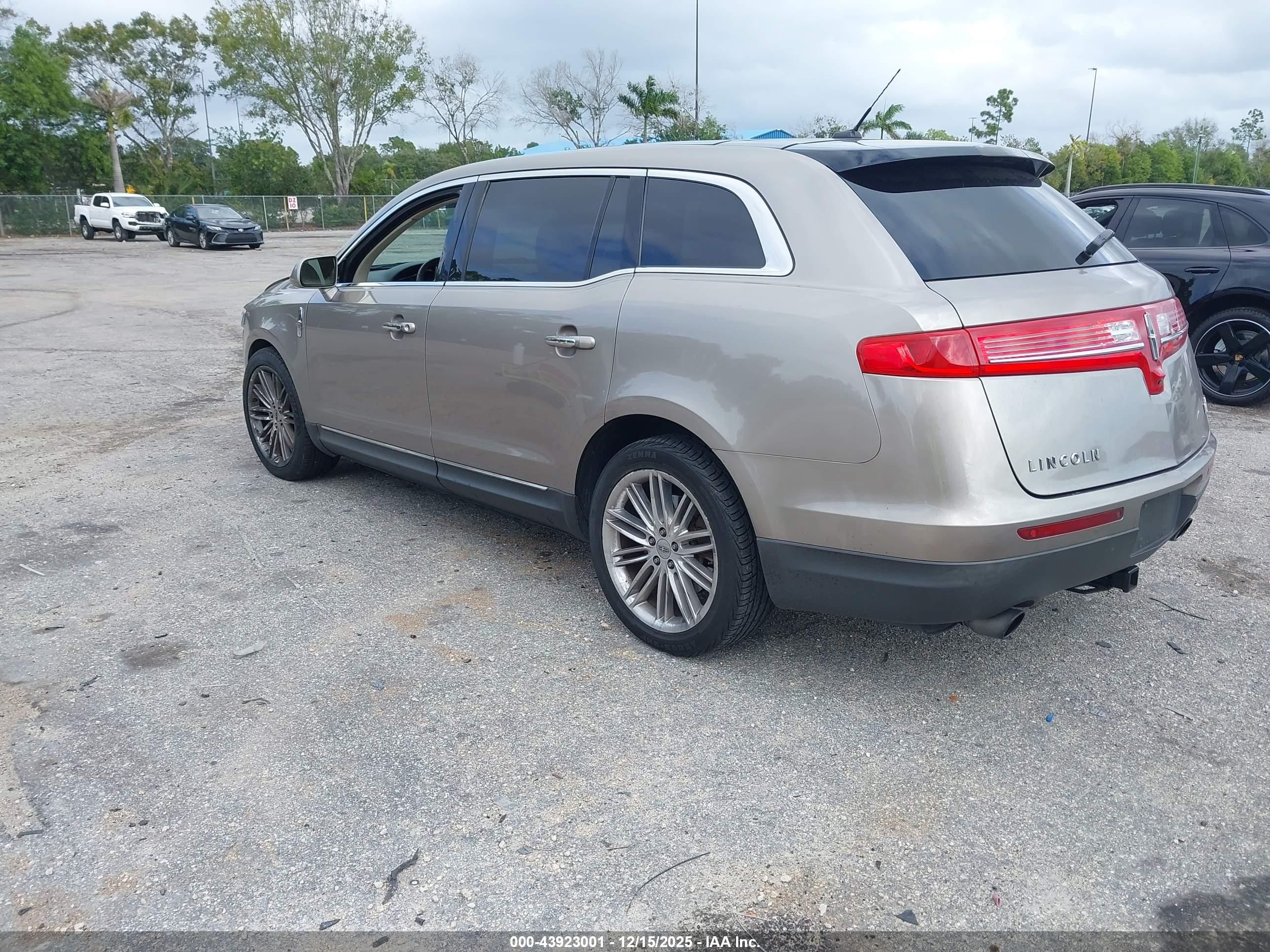 LINCOLN MKT image 3