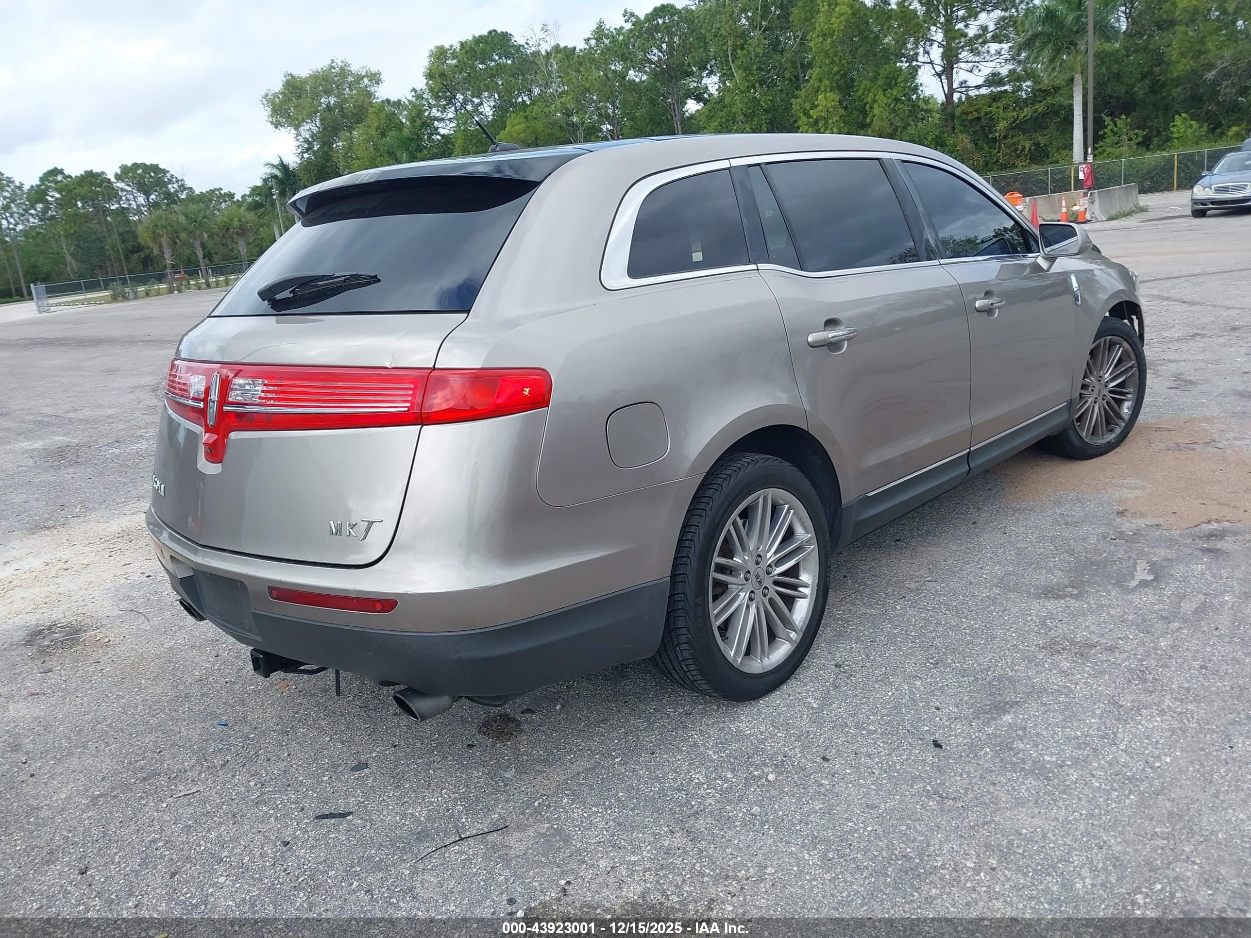 LINCOLN MKT image 4