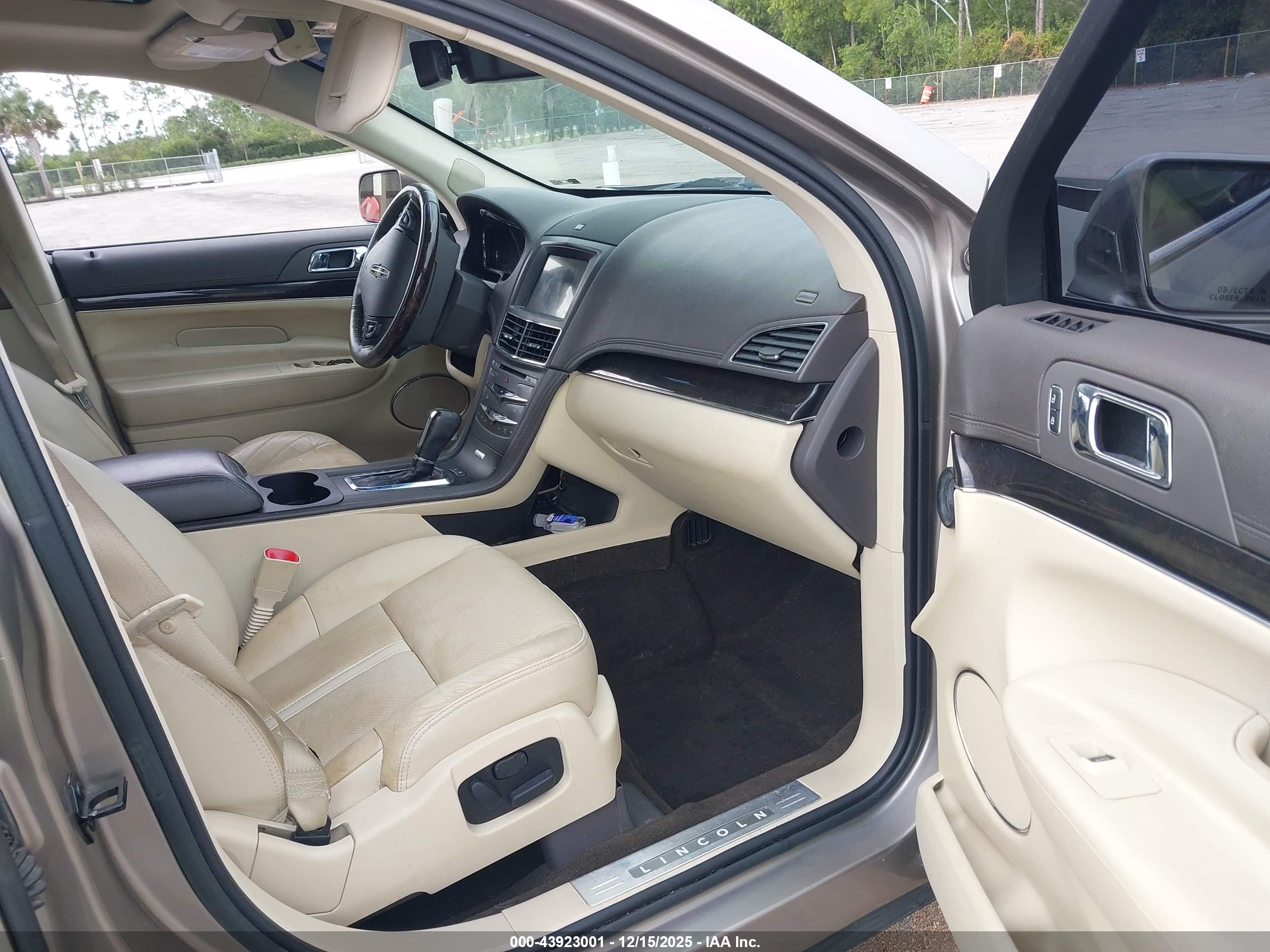 LINCOLN MKT image 5