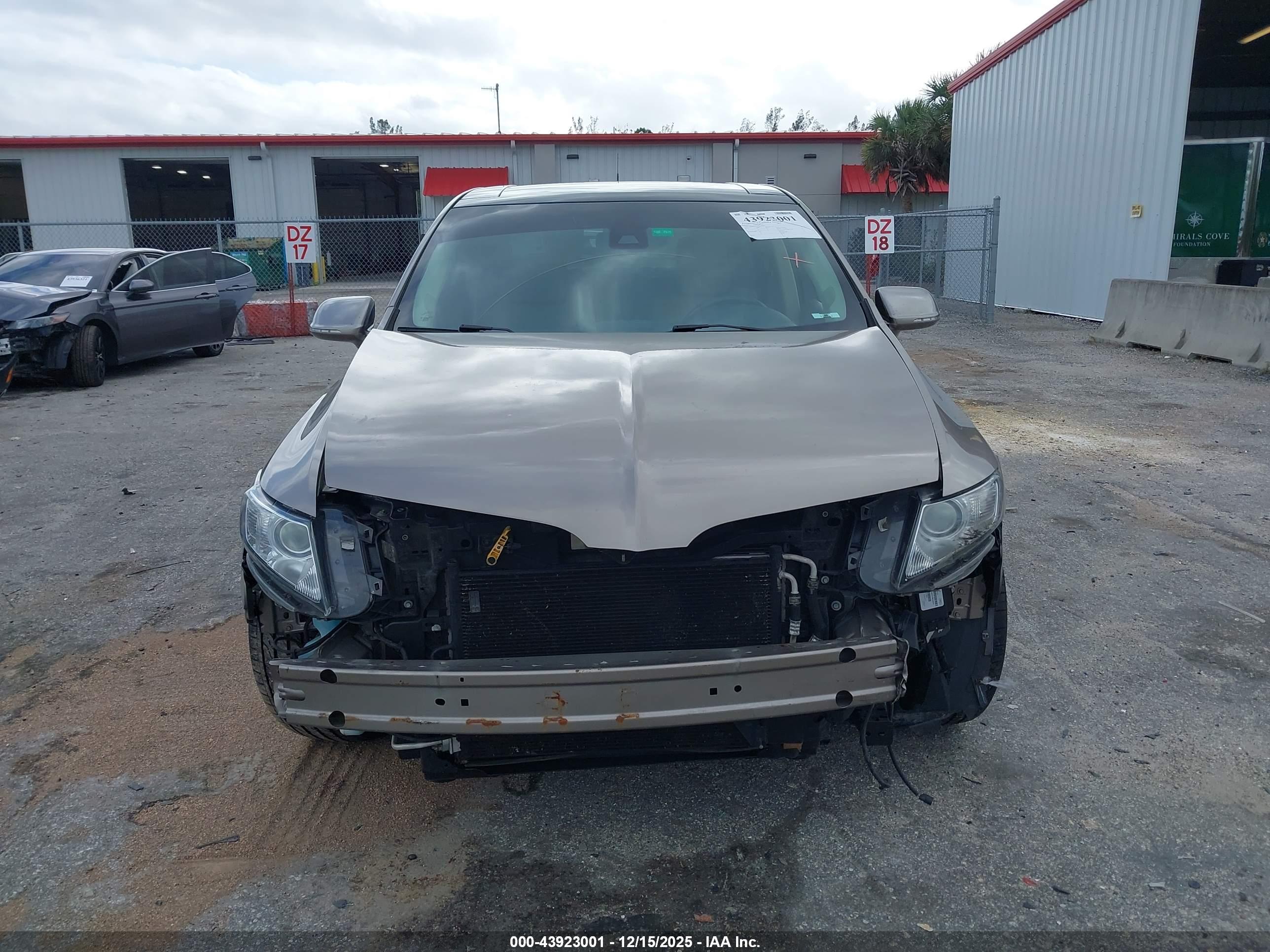 LINCOLN MKT image 6