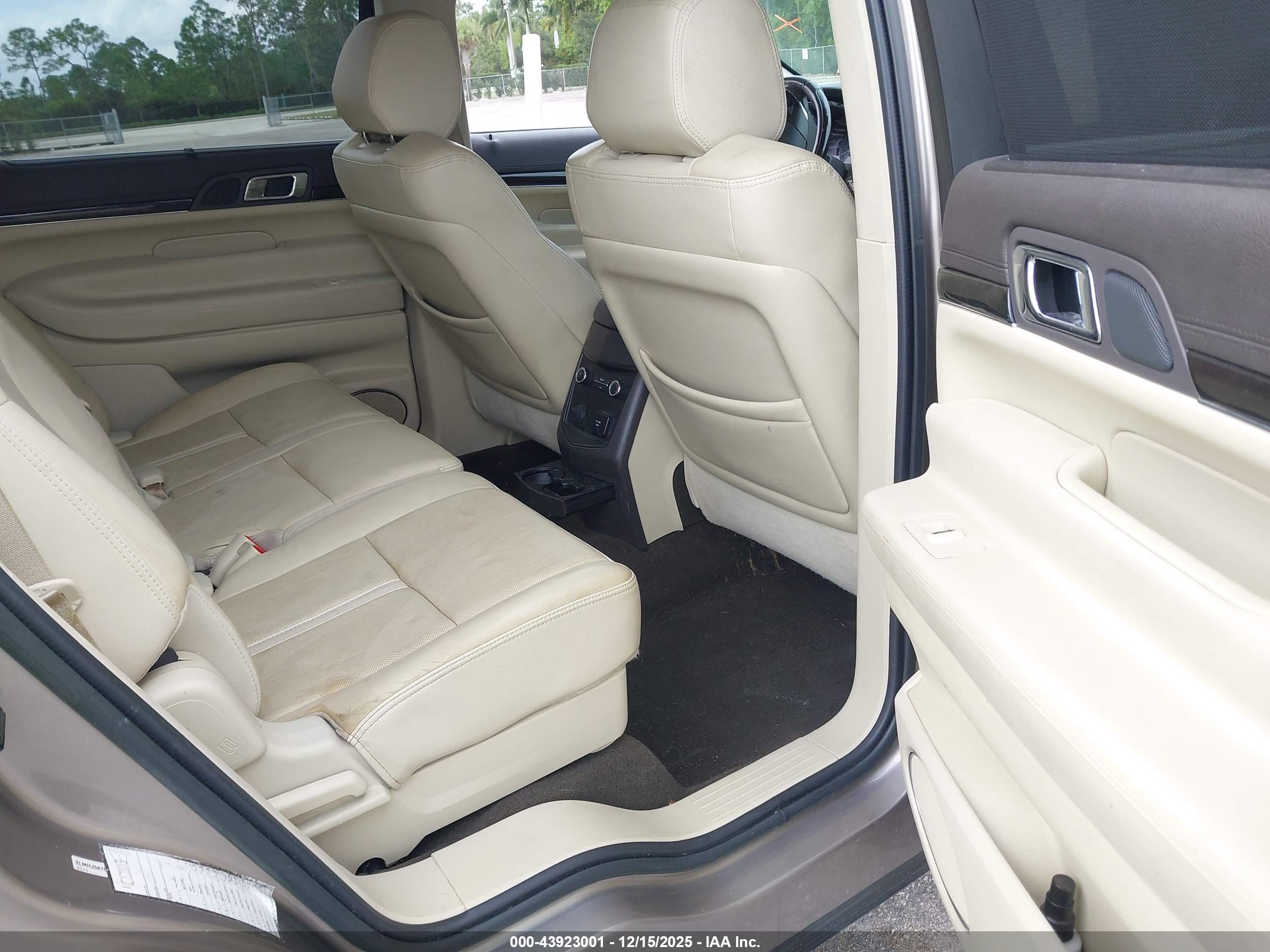 LINCOLN MKT image 8