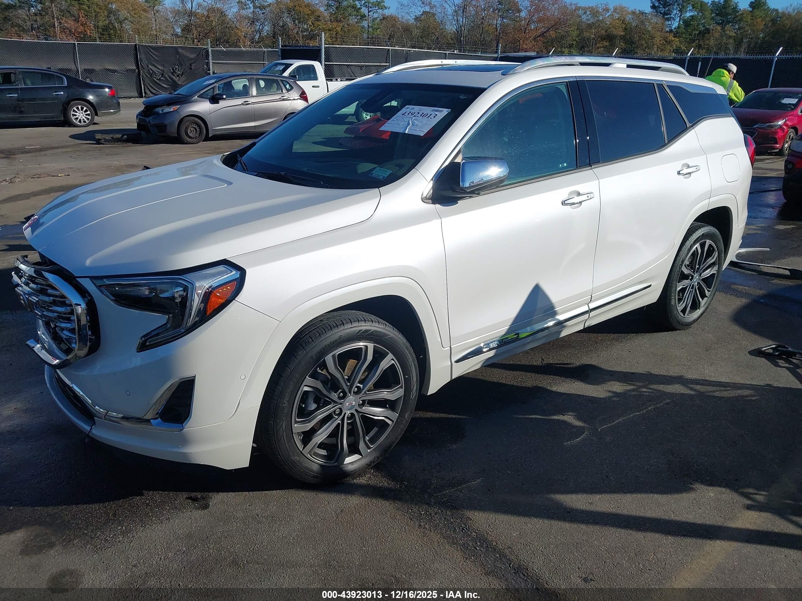 GMC TERRAIN image 2
