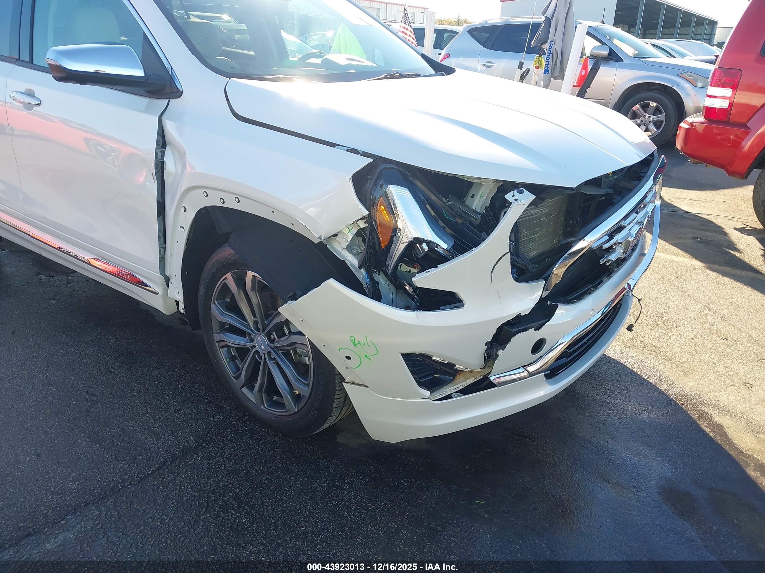 GMC TERRAIN image 6