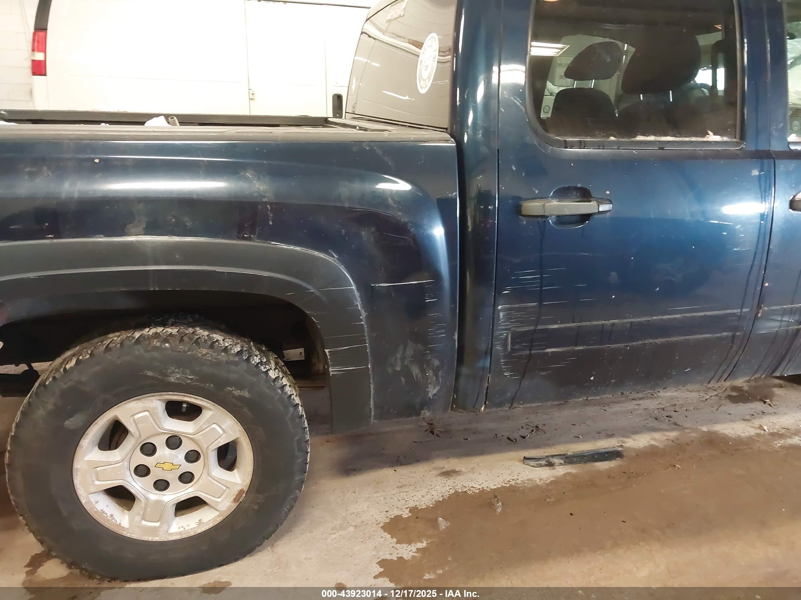 CHEVROLET SILVERADO image 6