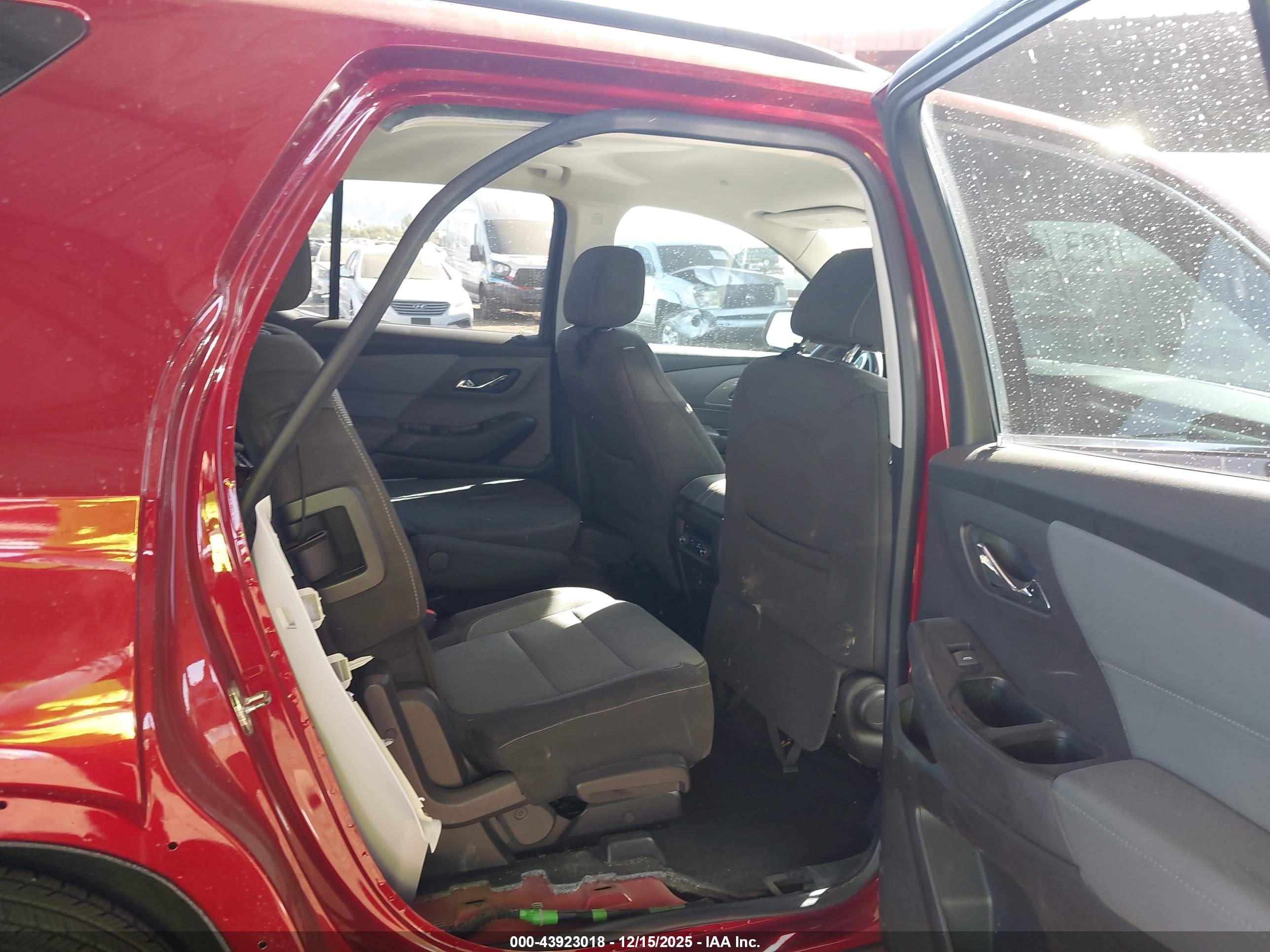 CHEVROLET TRAVERSE image 8