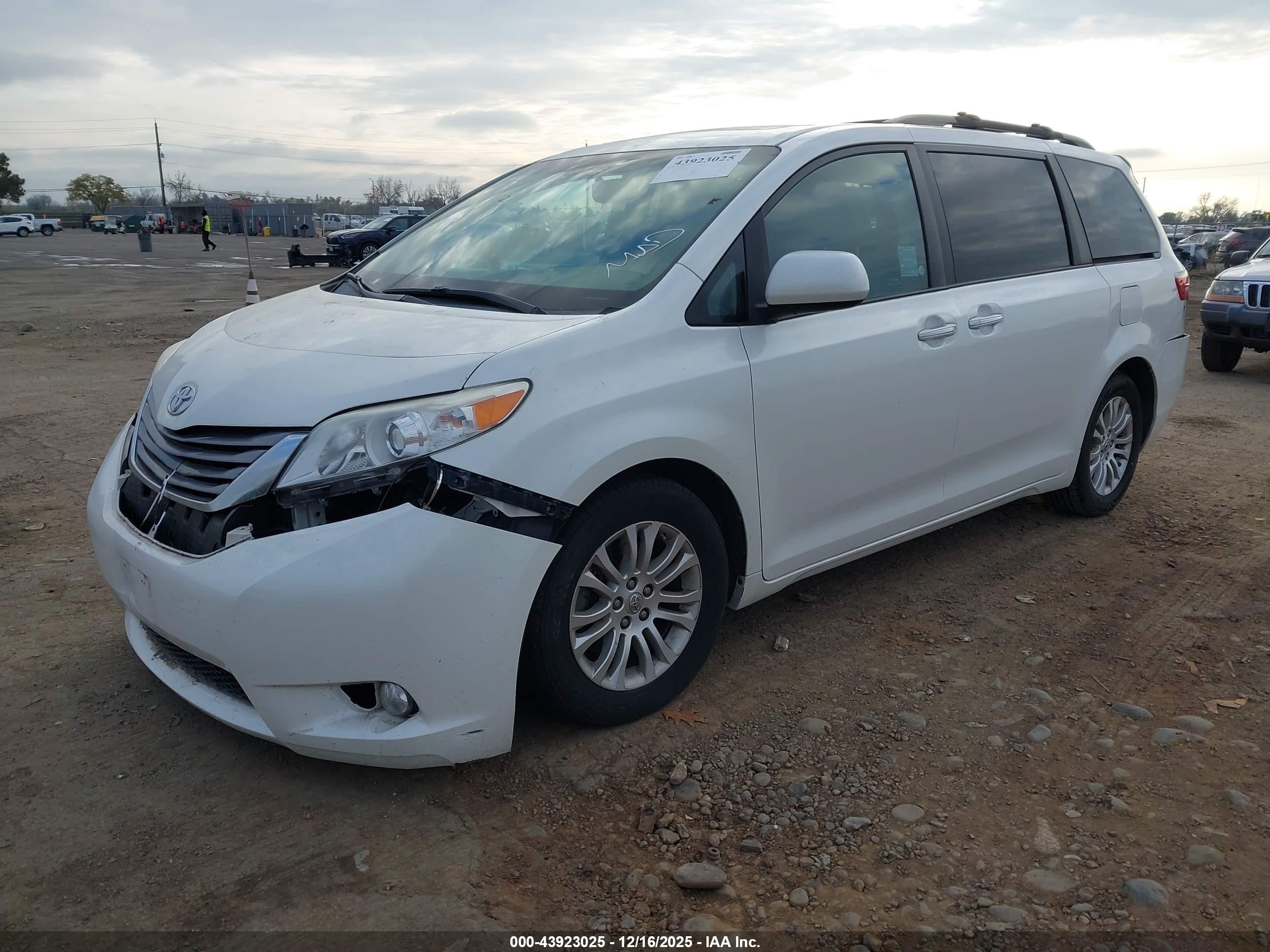 TOYOTA SIENNA image 2