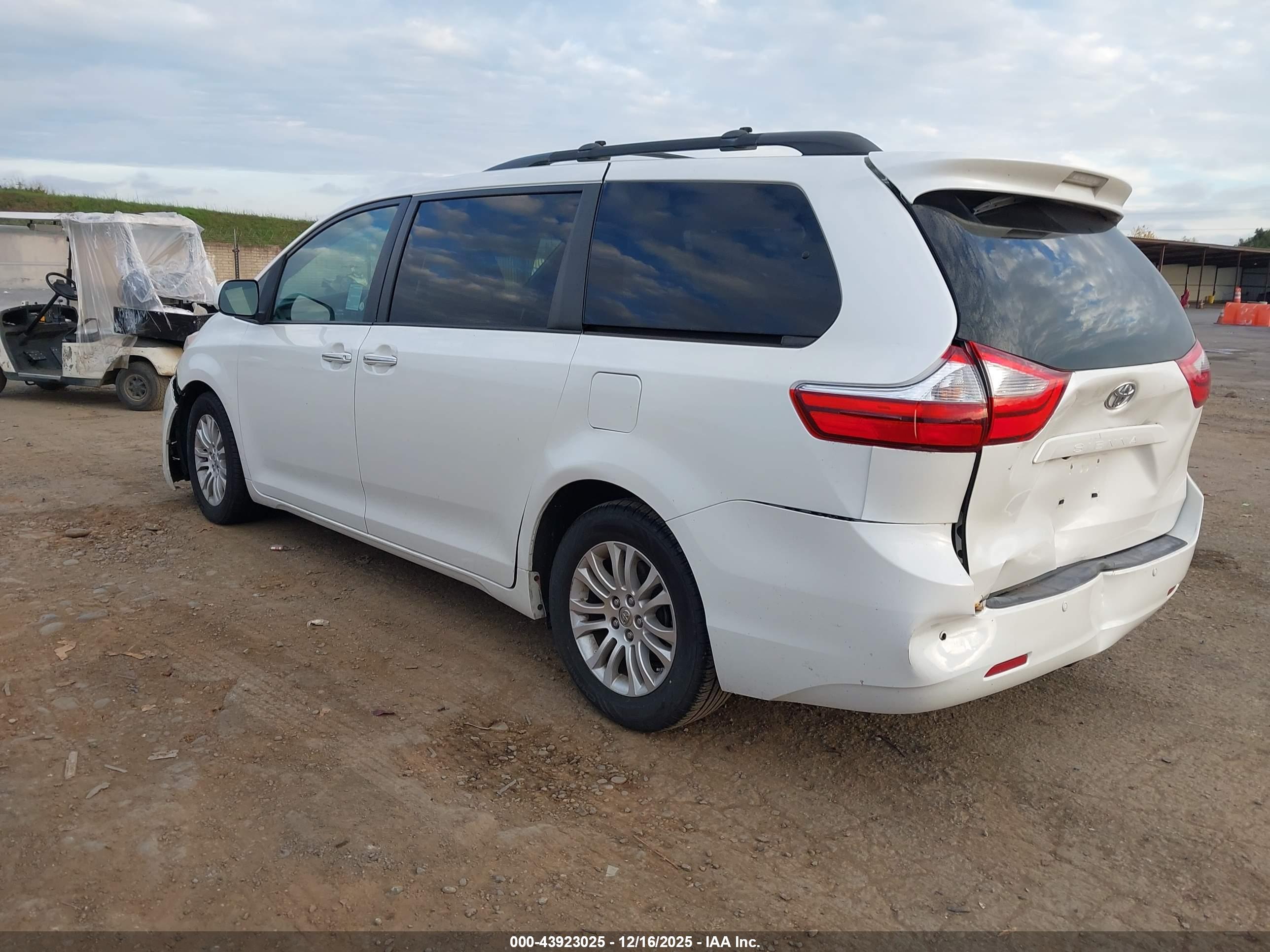 TOYOTA SIENNA image 3