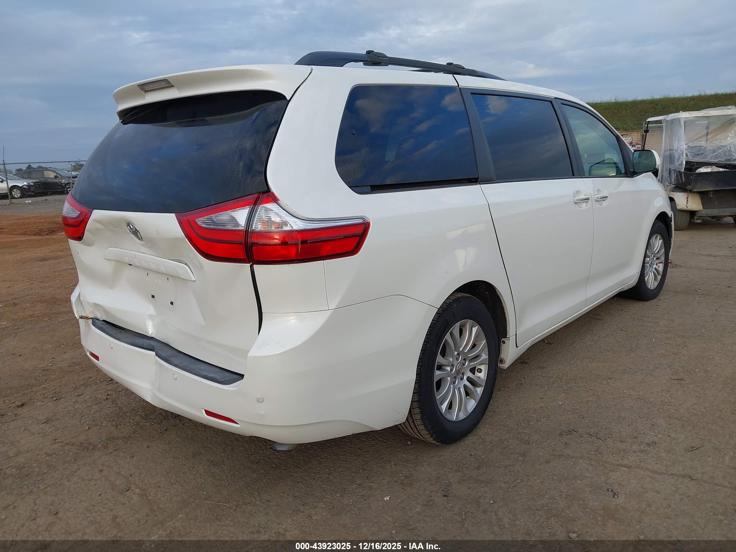 TOYOTA SIENNA image 4