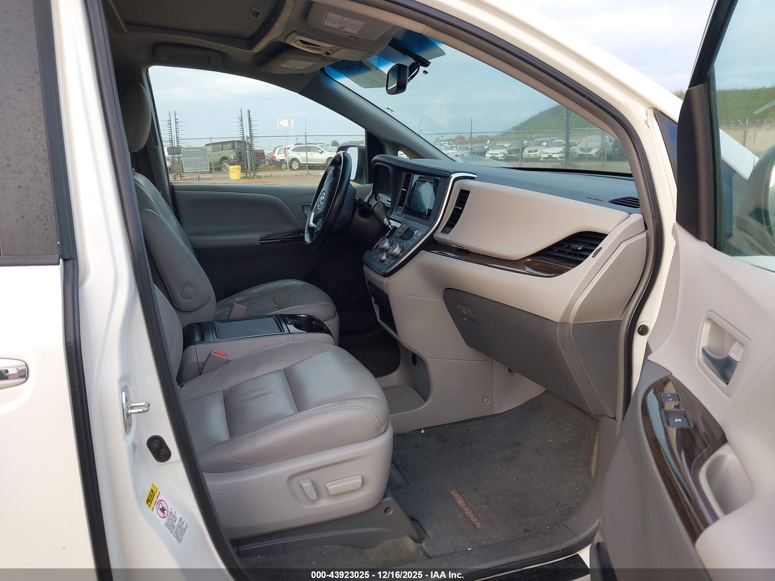 TOYOTA SIENNA image 5
