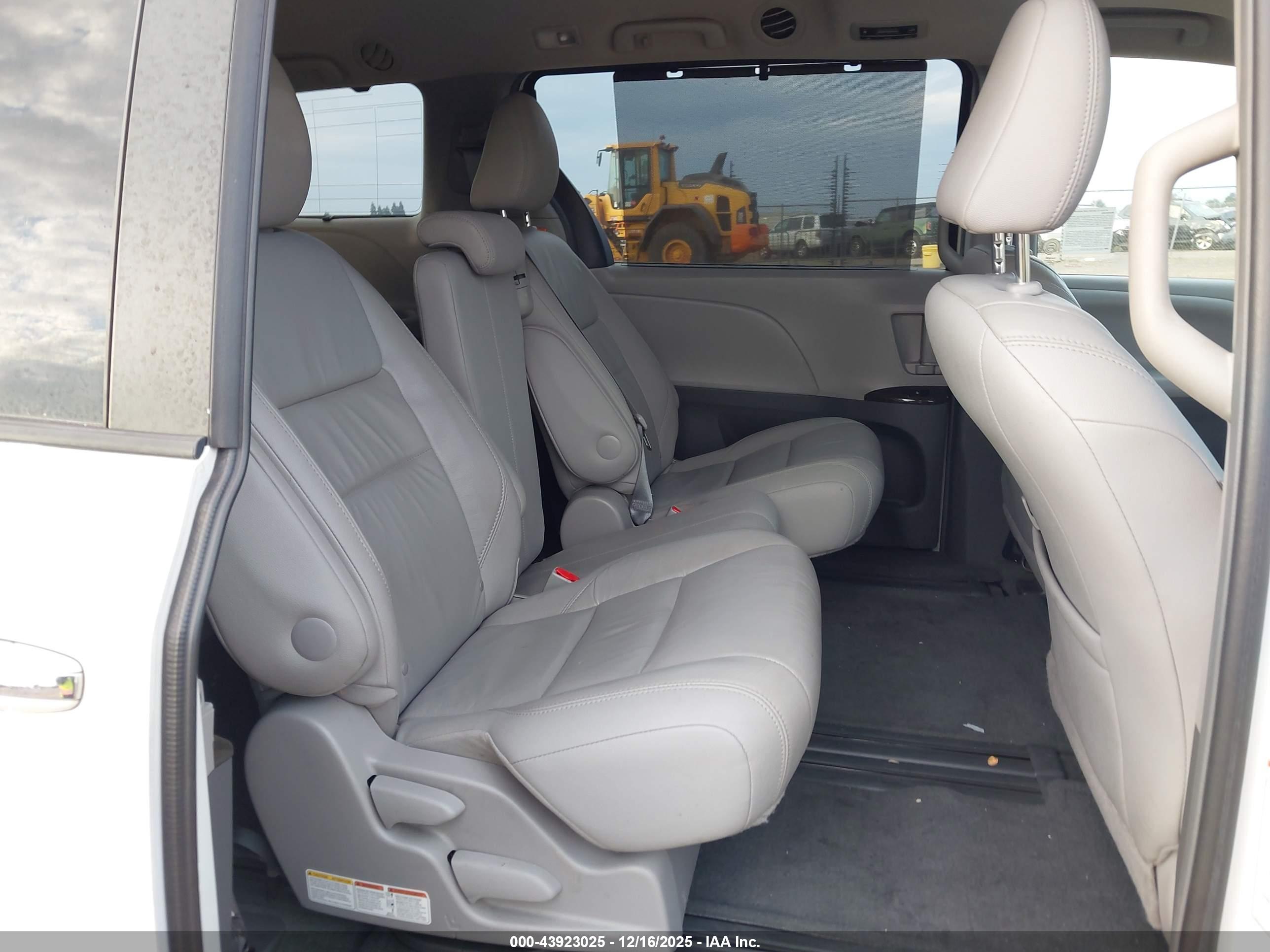TOYOTA SIENNA image 8