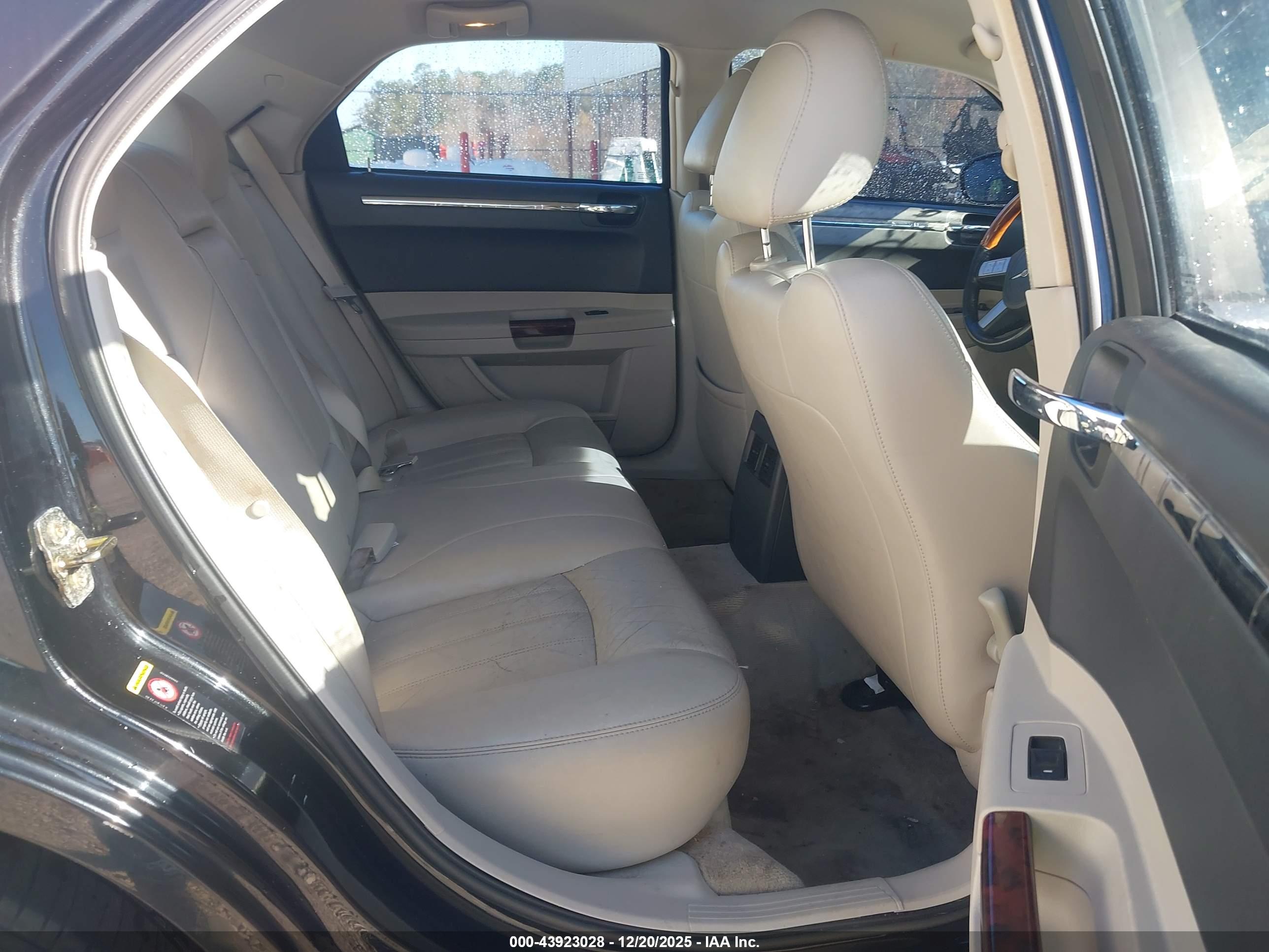 CHRYSLER 300C image 8
