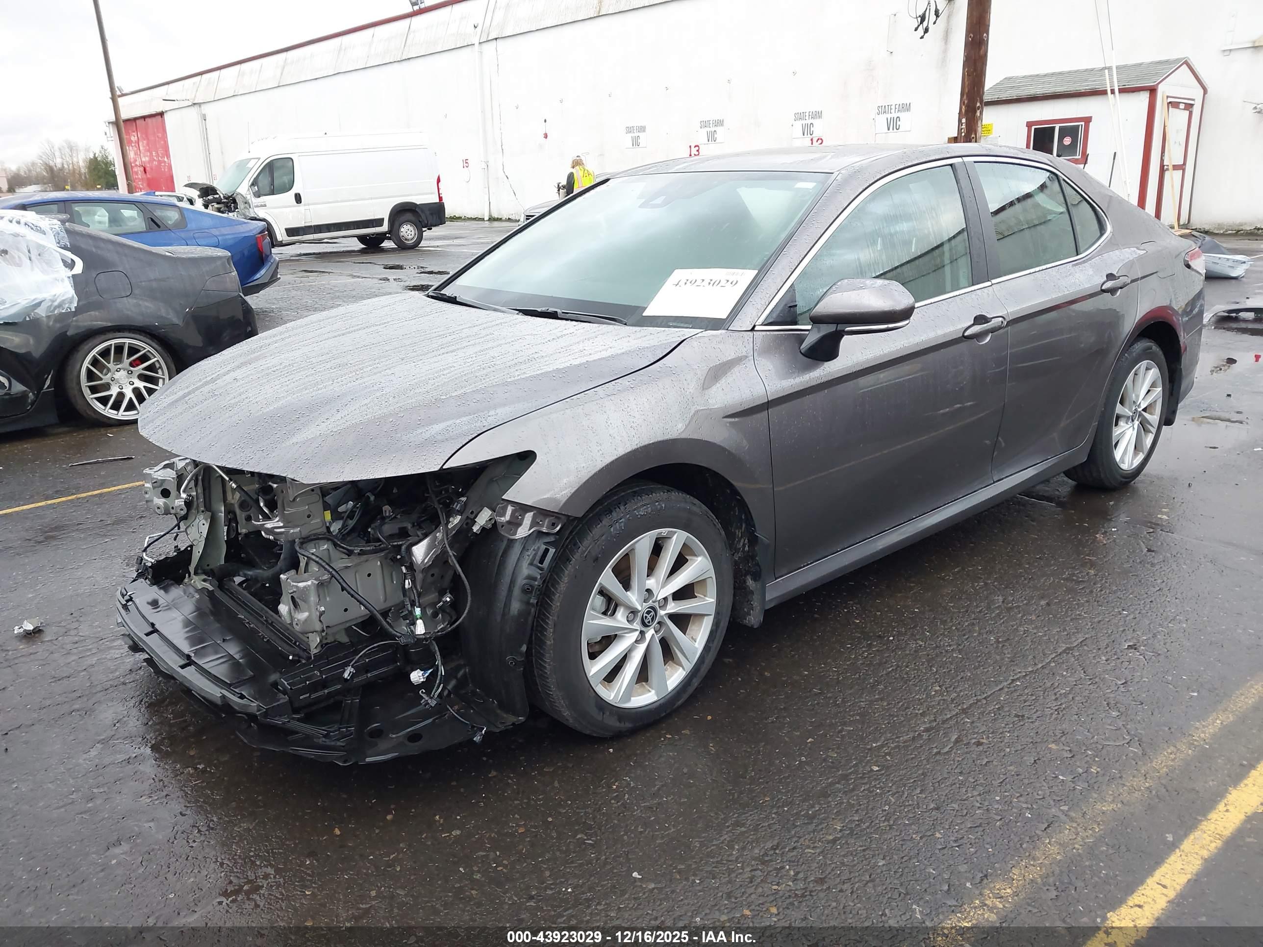 TOYOTA CAMRY image 2