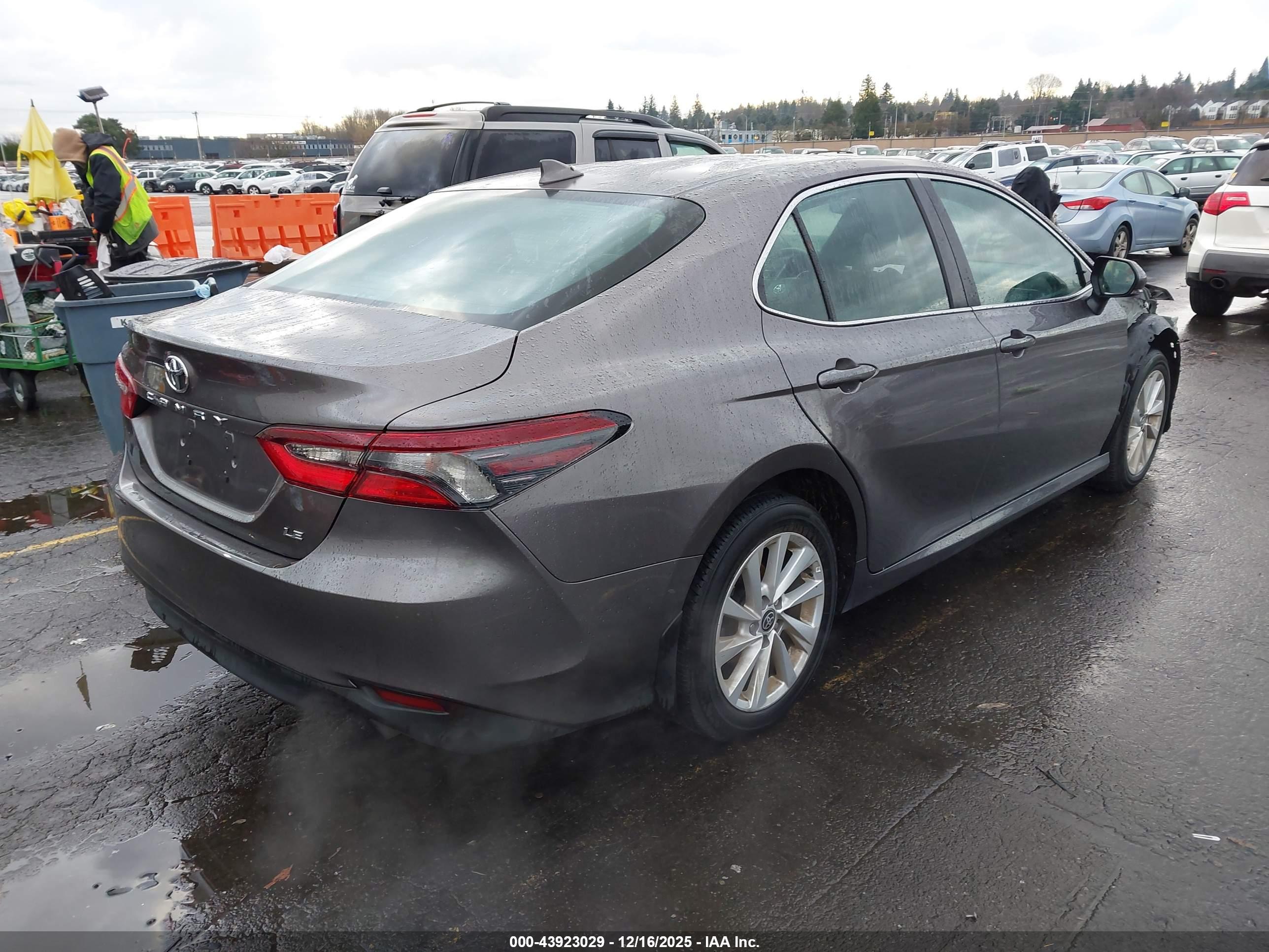 TOYOTA CAMRY image 4