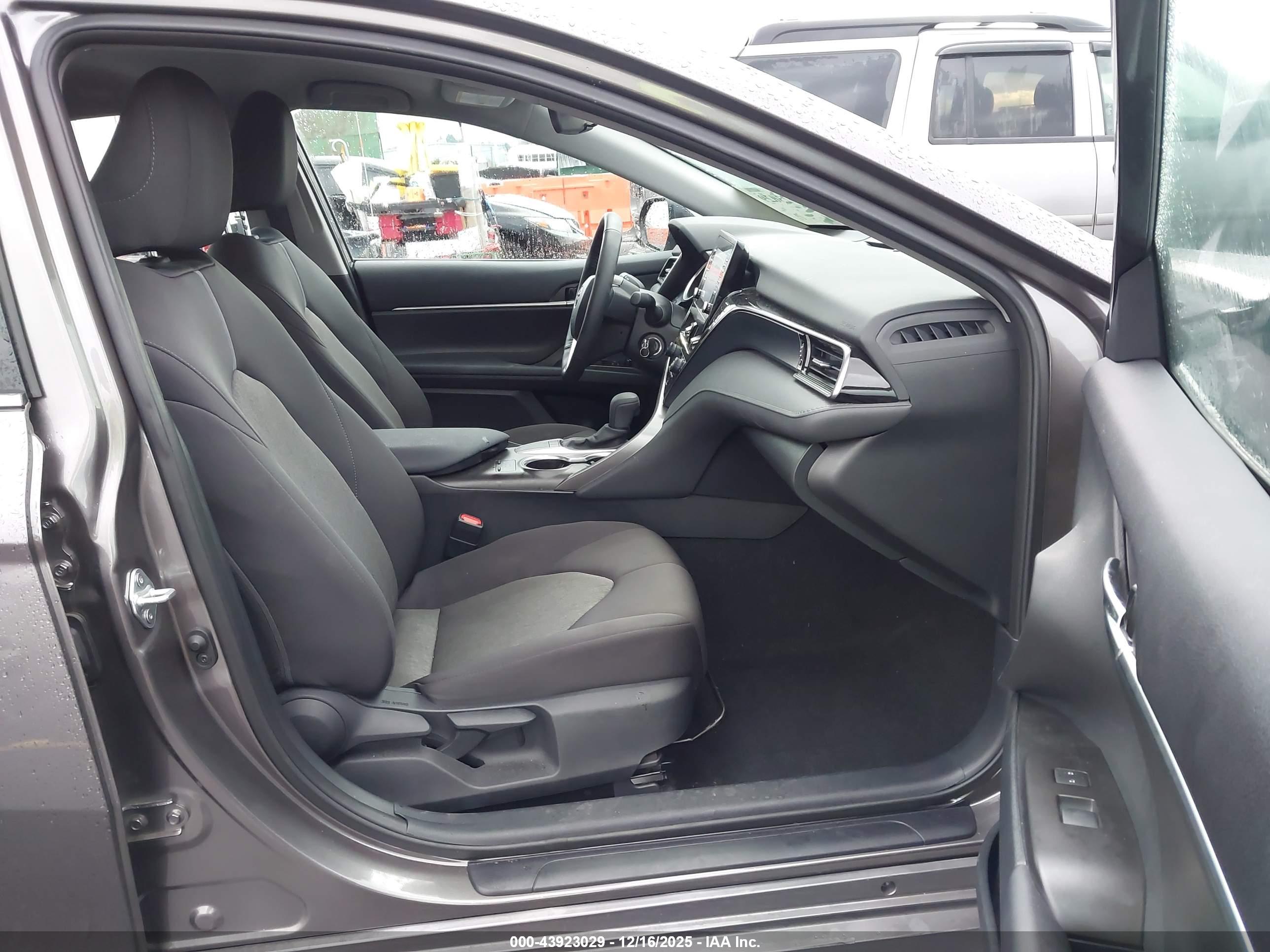 TOYOTA CAMRY image 5
