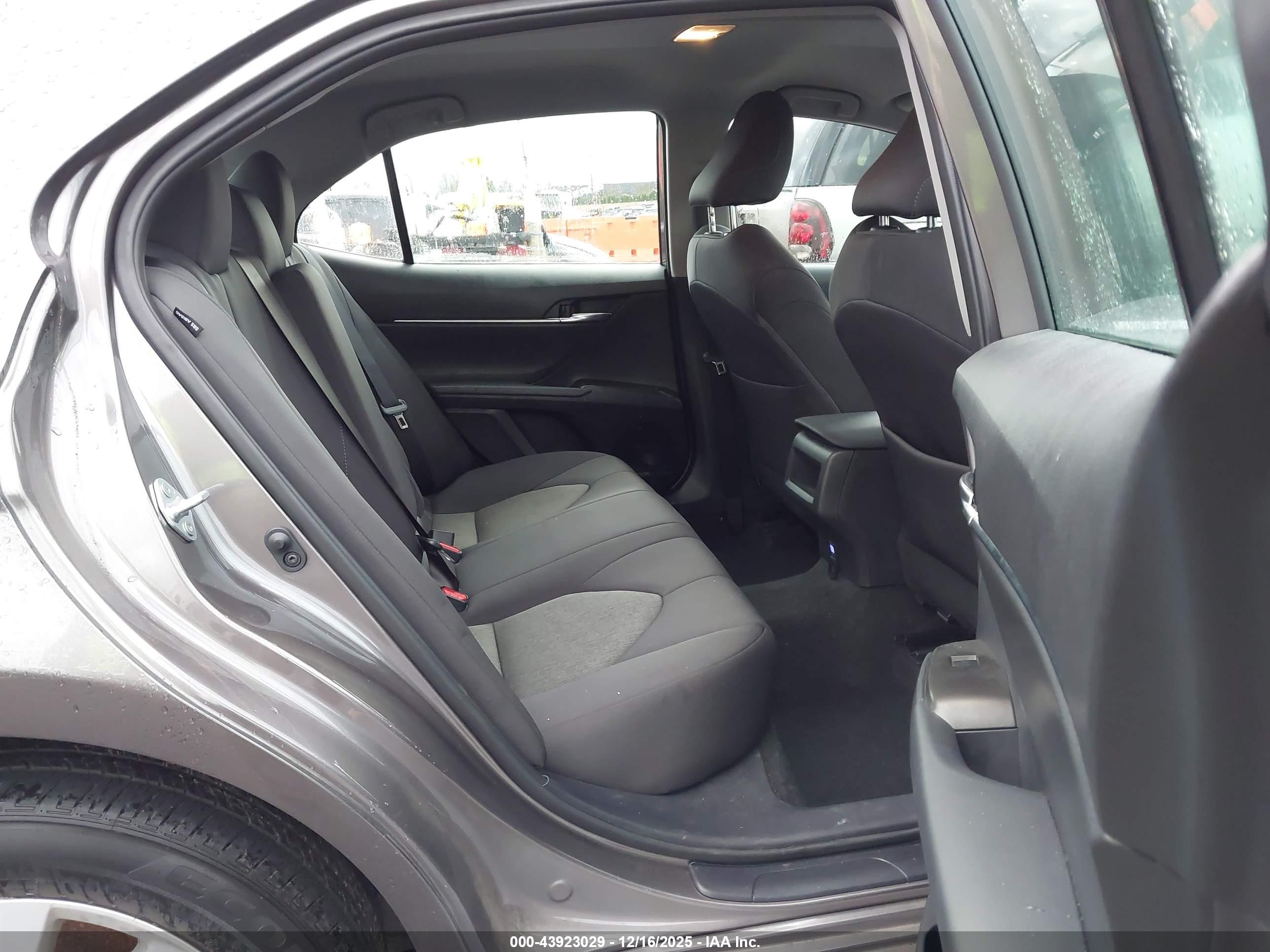 TOYOTA CAMRY image 8