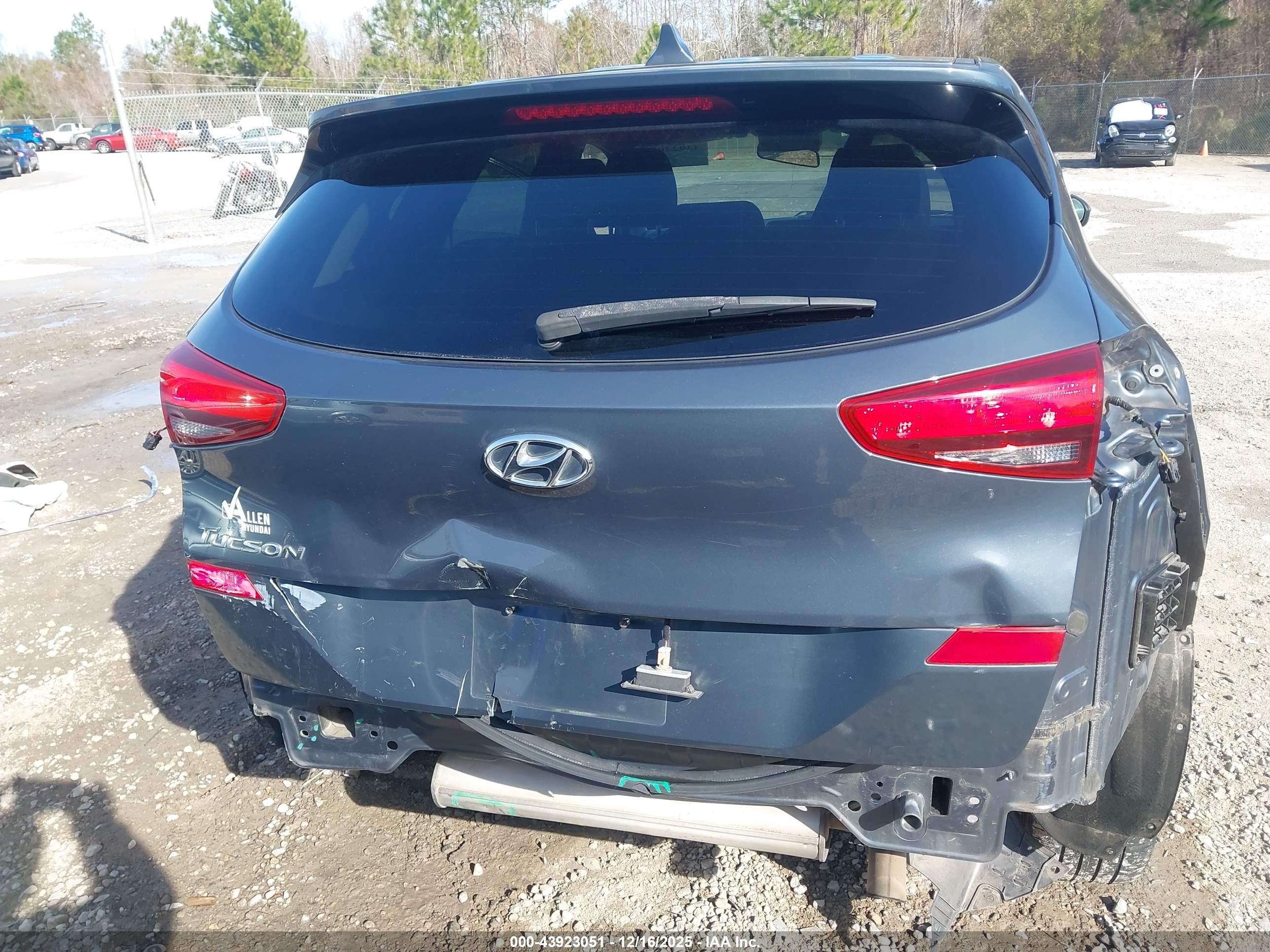 HYUNDAI TUCSON image 6