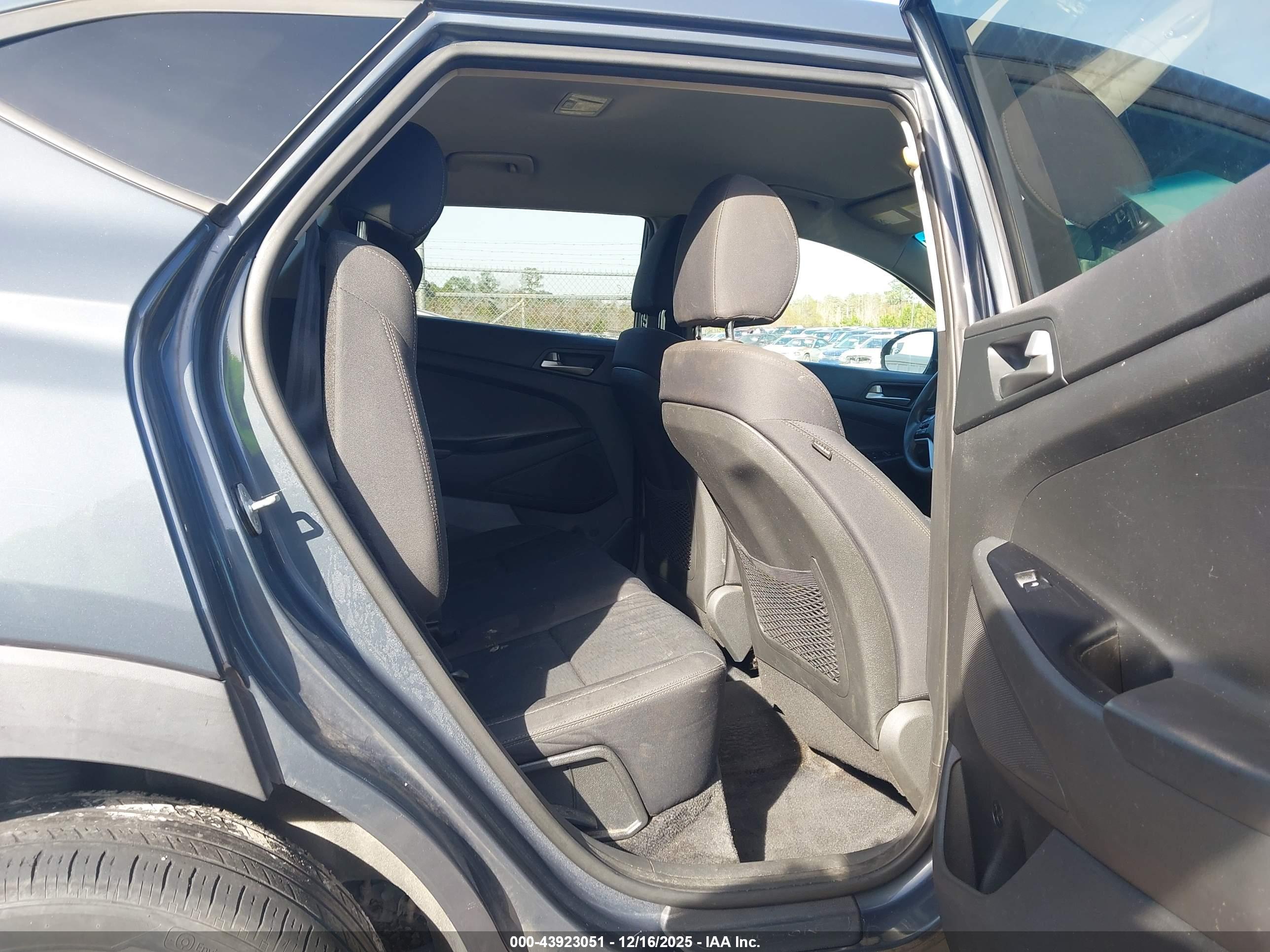 HYUNDAI TUCSON image 8