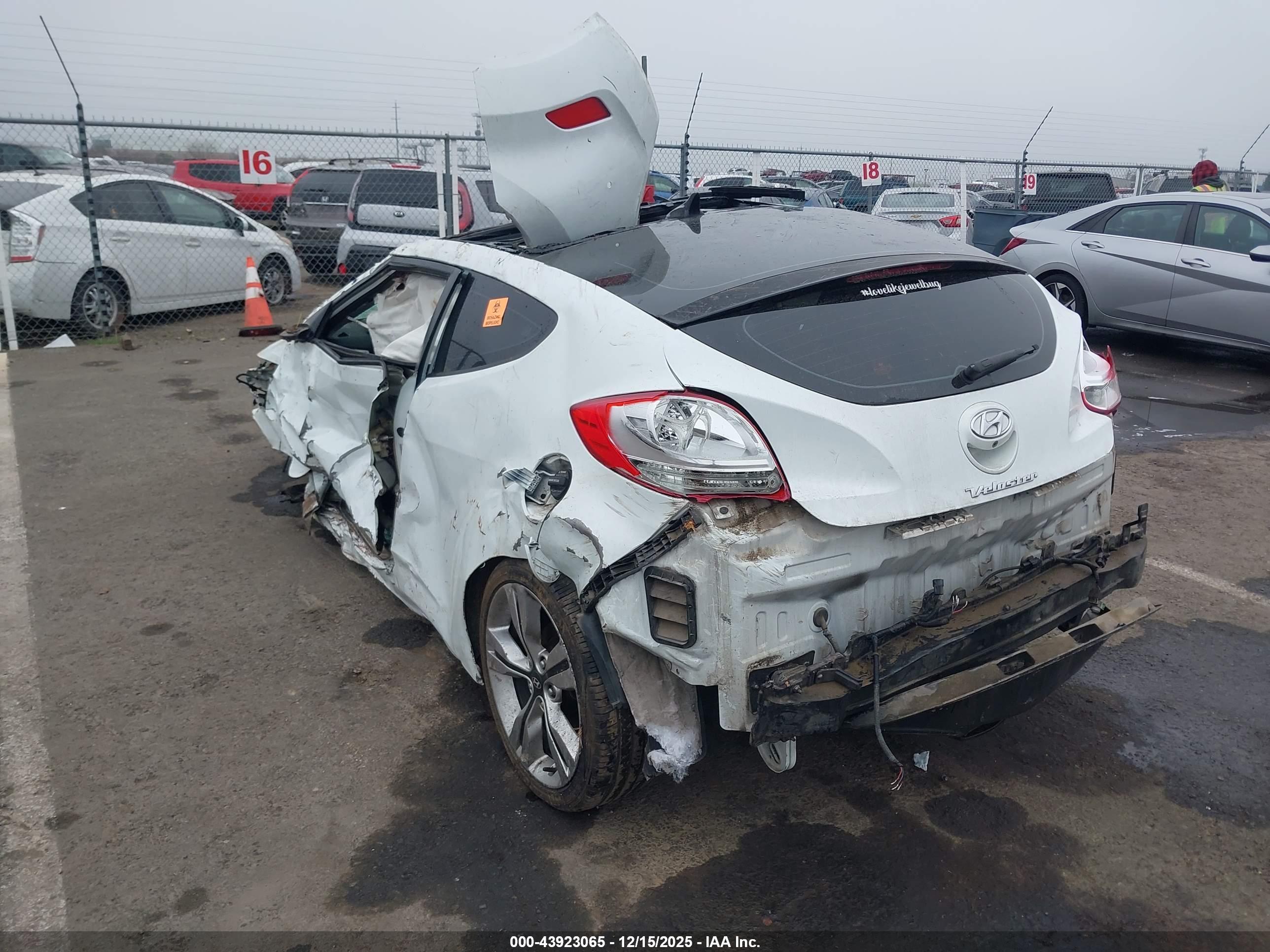 HYUNDAI VELOSTER image 3