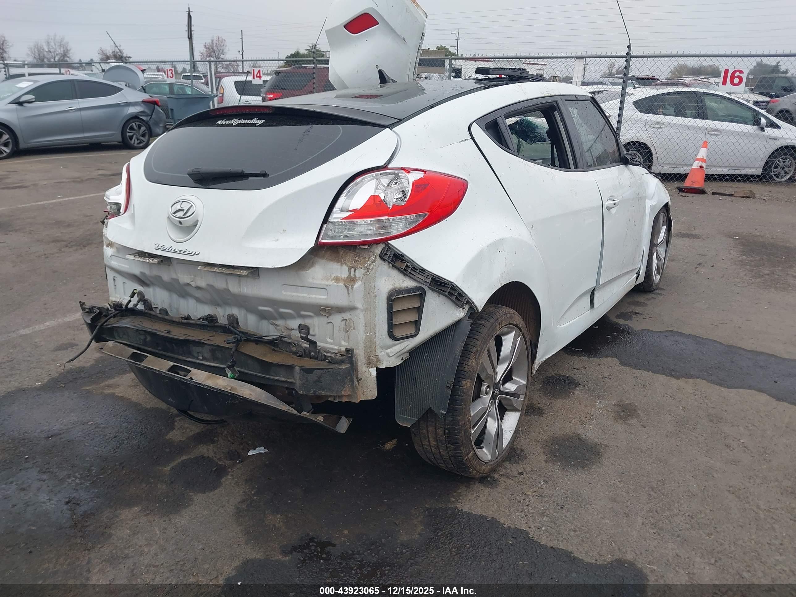 HYUNDAI VELOSTER image 4