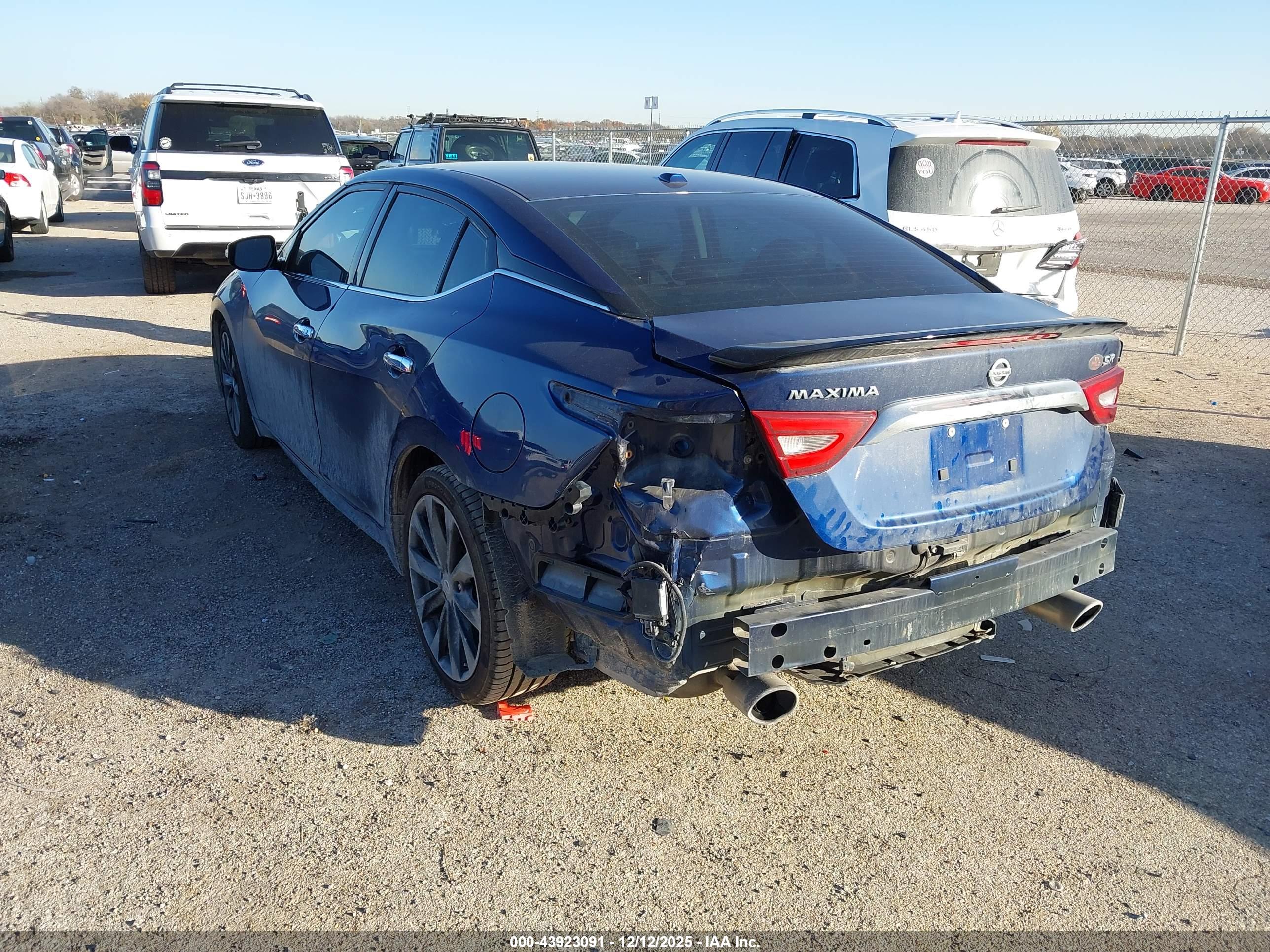 NISSAN MAXIMA image 3