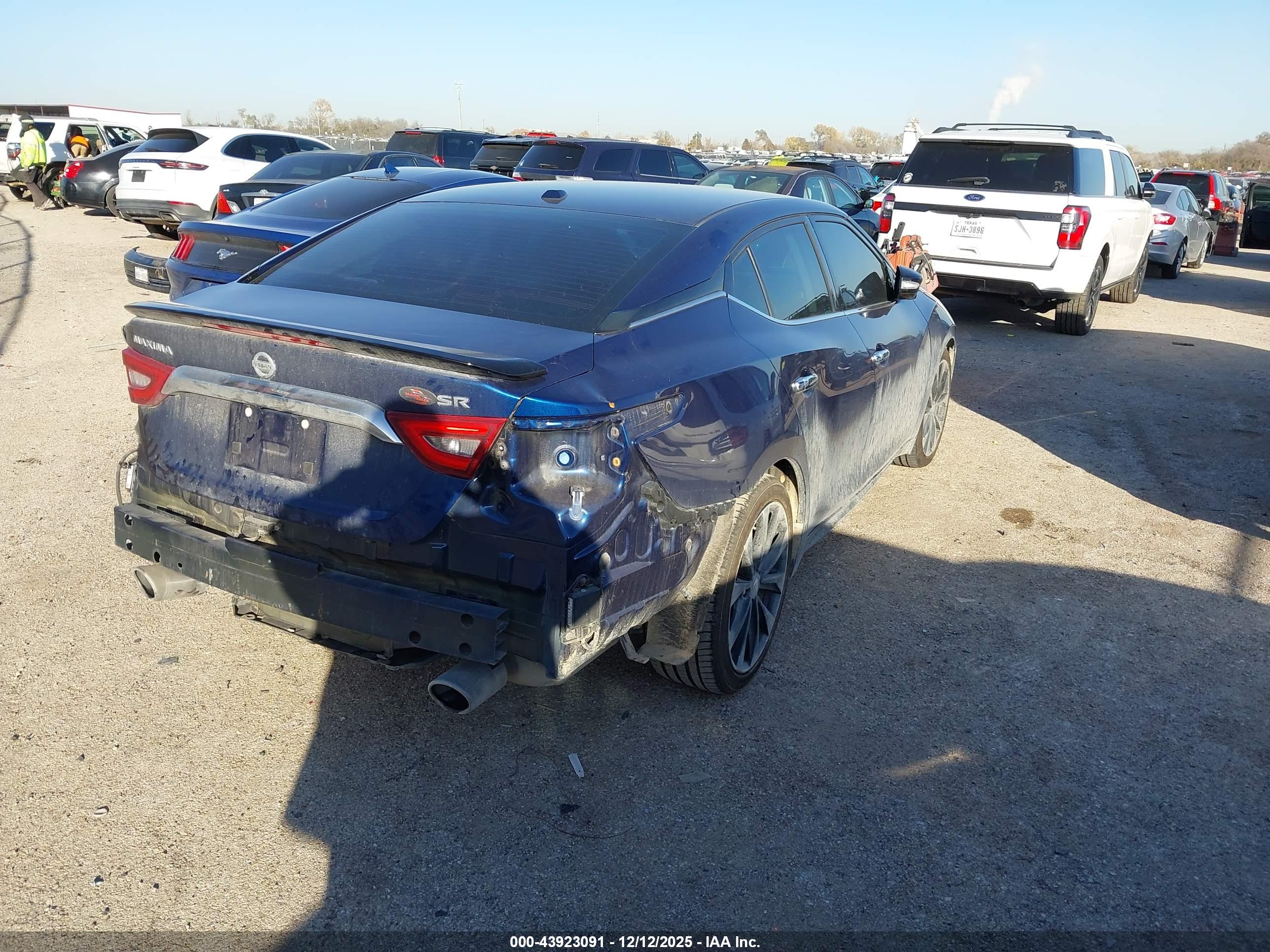 NISSAN MAXIMA image 4