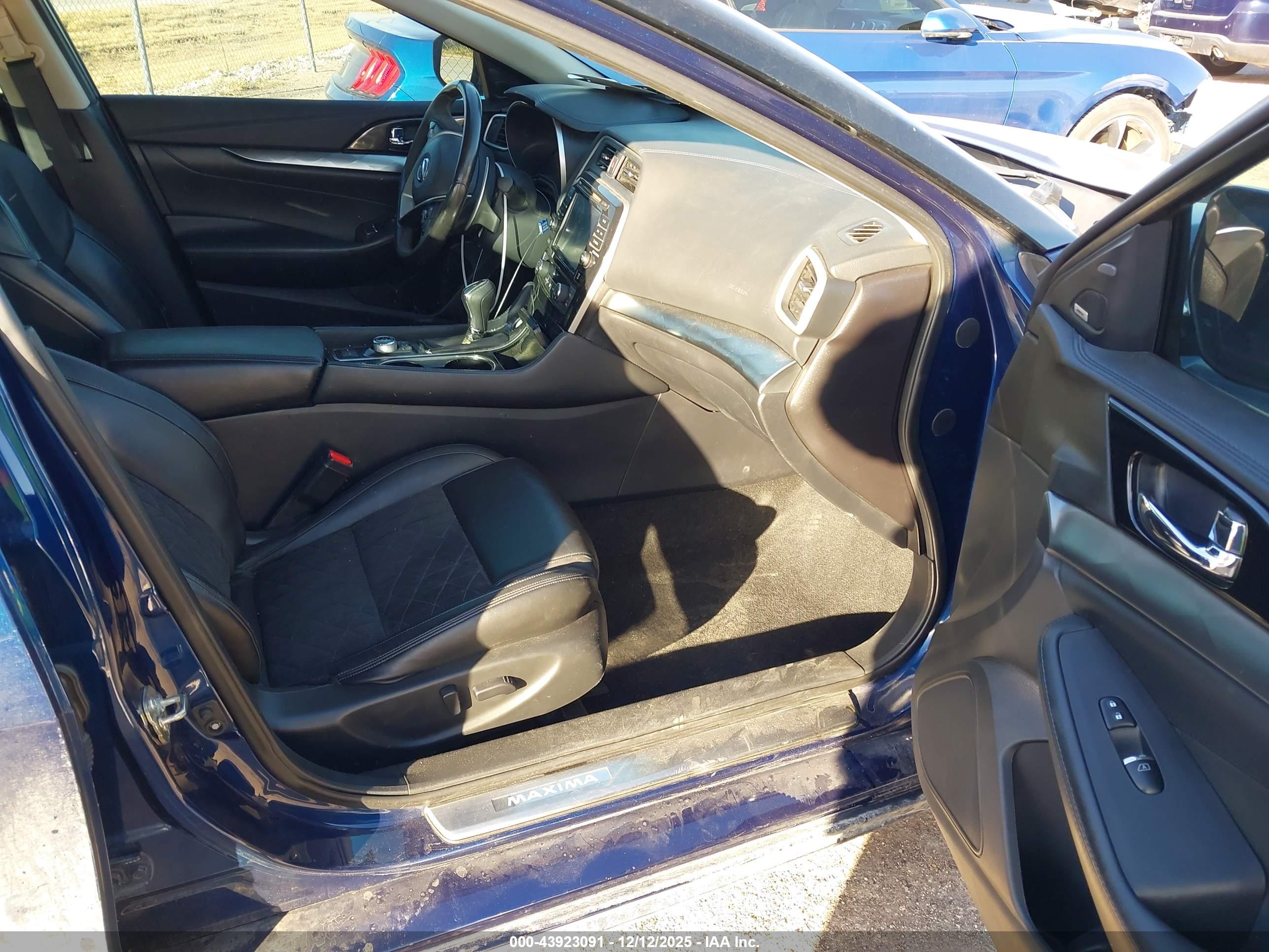 NISSAN MAXIMA image 5