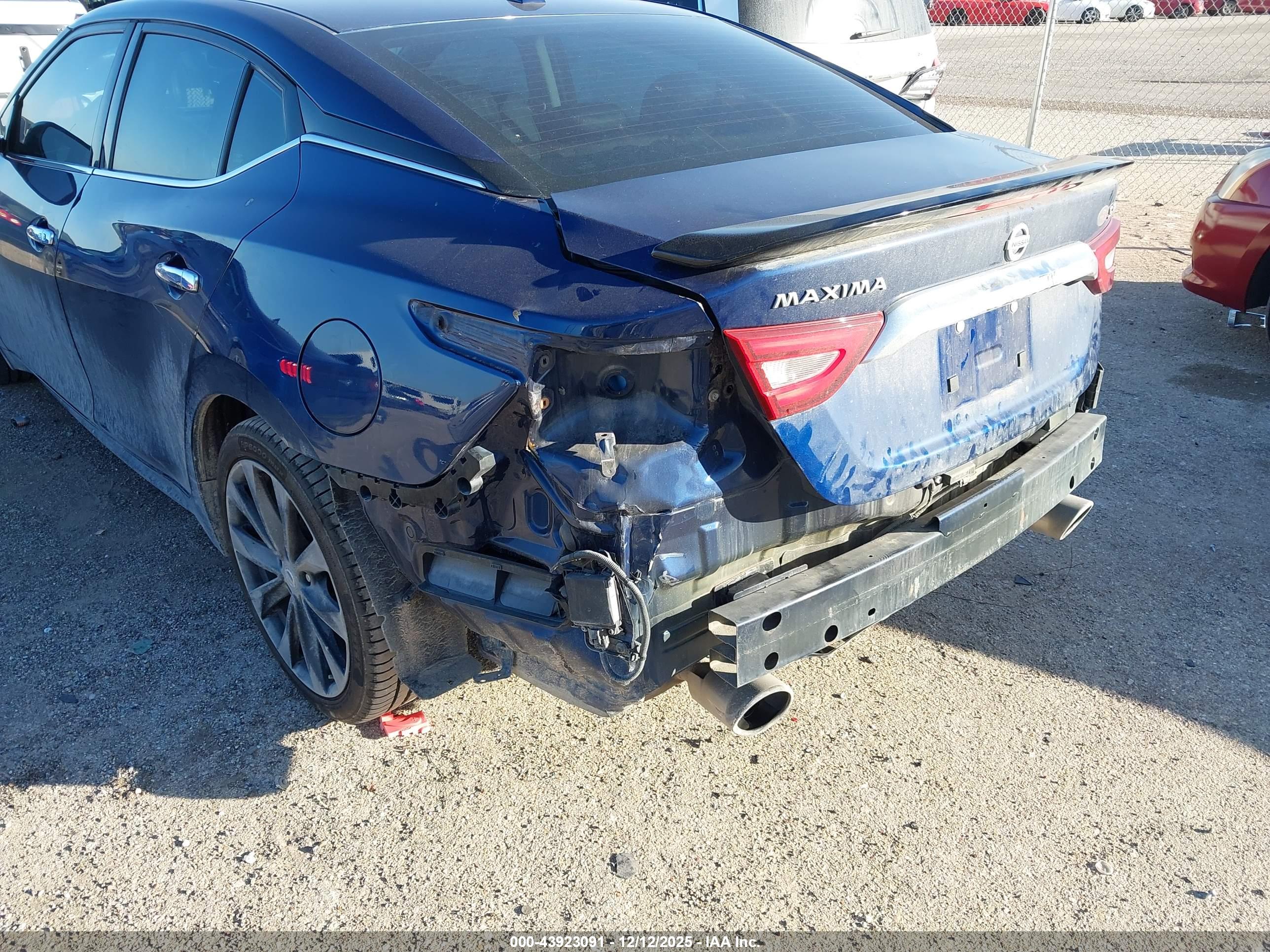 NISSAN MAXIMA image 6