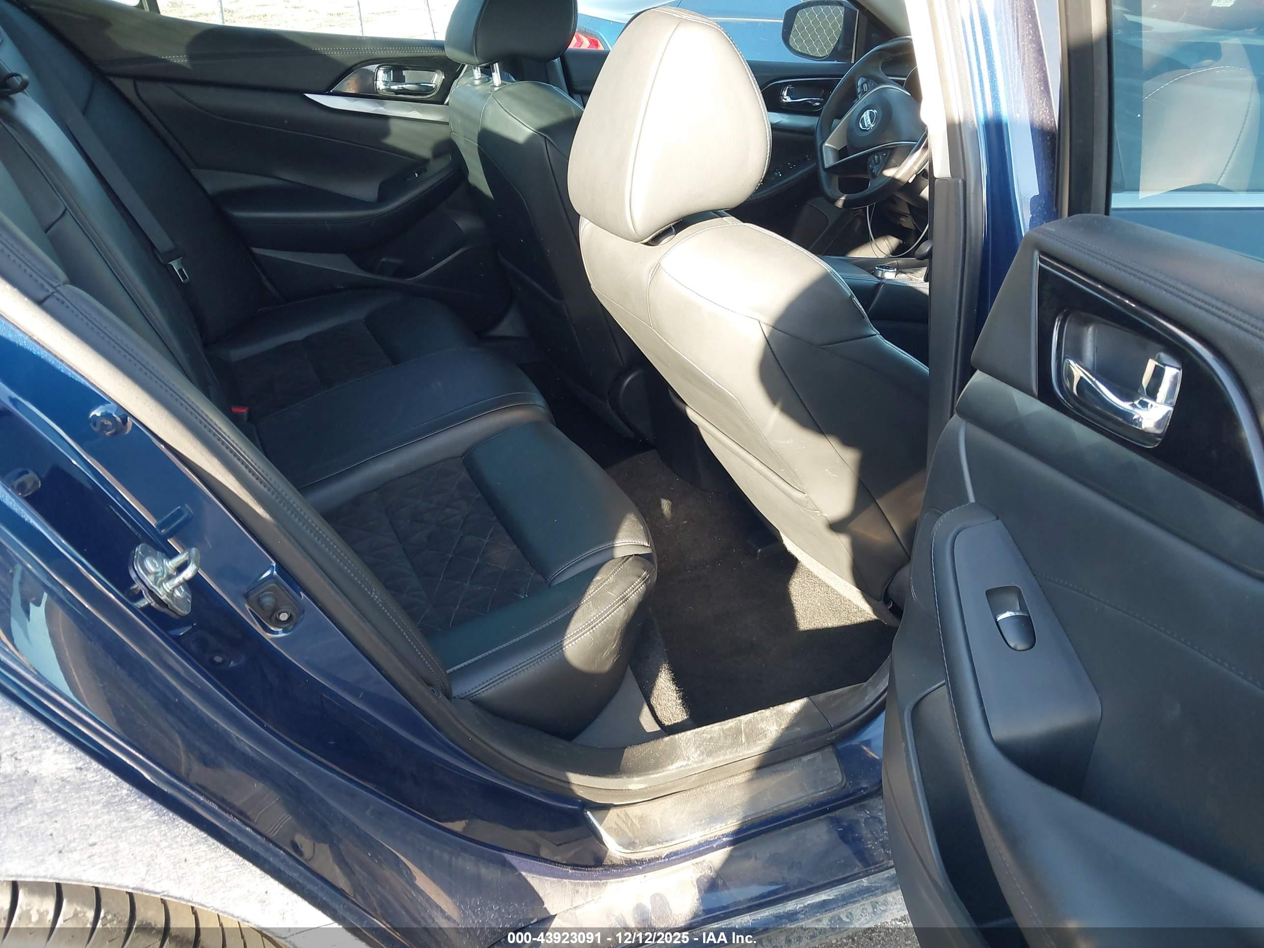 NISSAN MAXIMA image 8