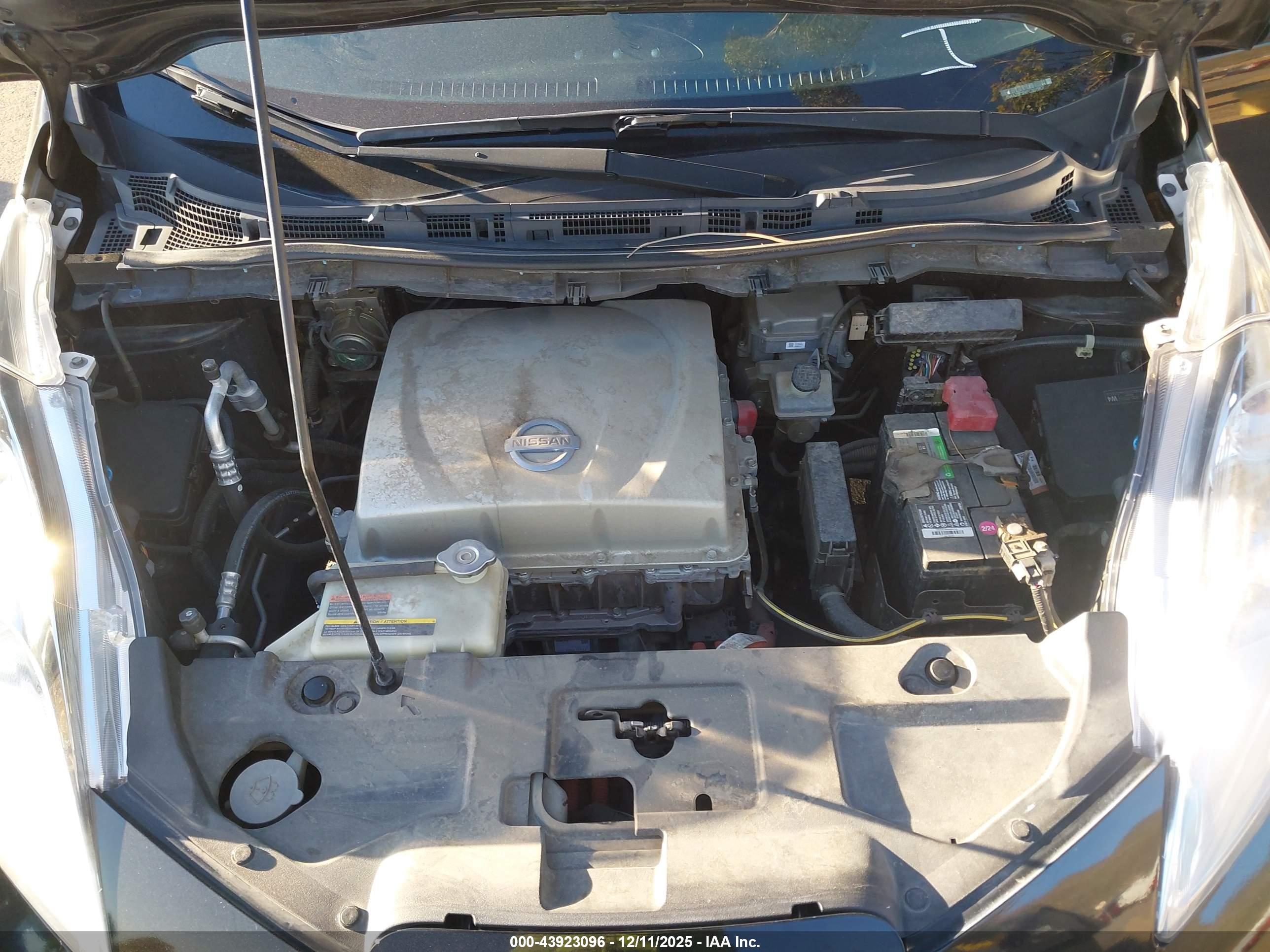 NISSAN LEAF image 10